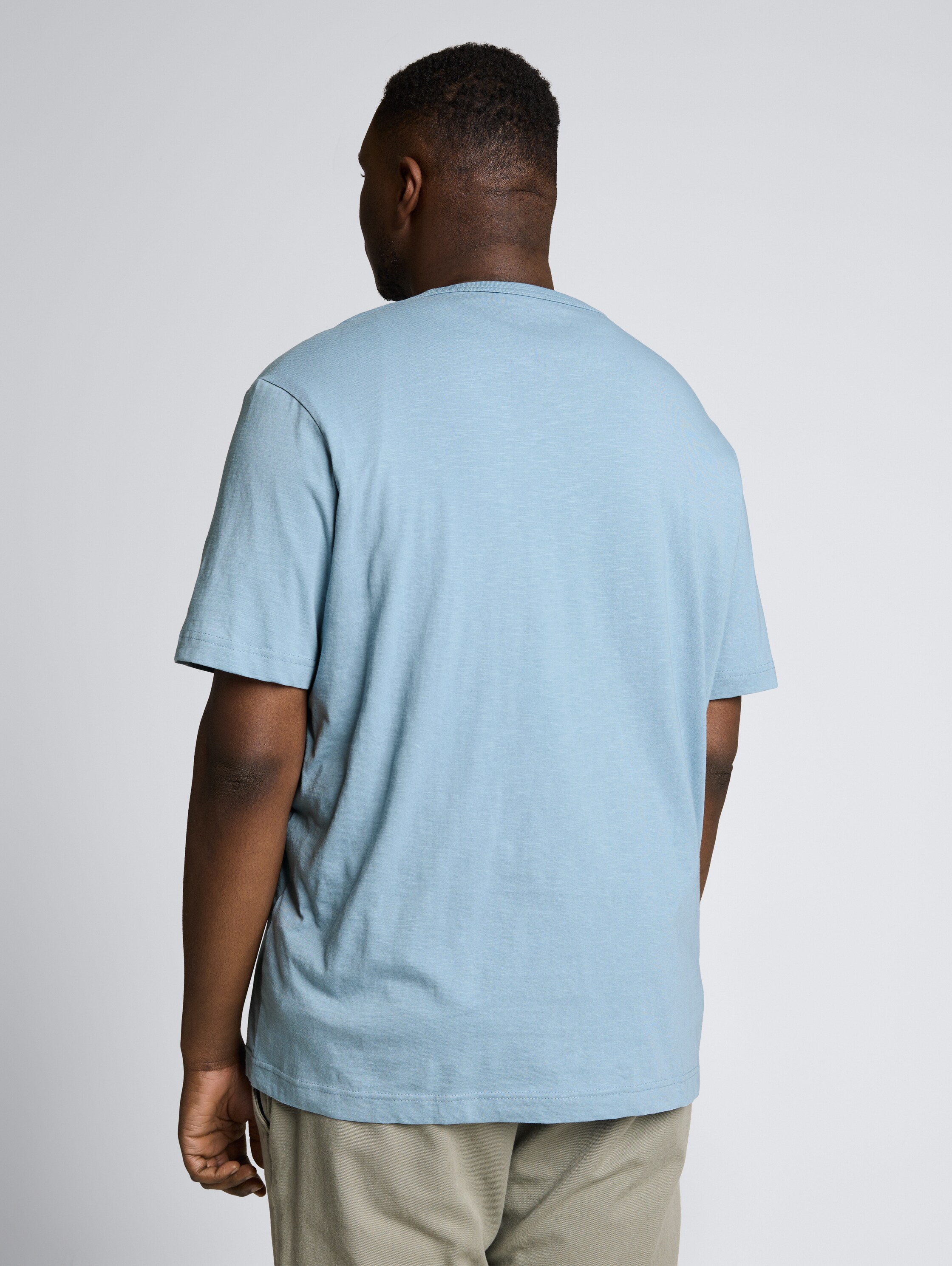 Plus Size - Basic T-Shirt aus Baumwolle - mountain spring blue - Auschnitt Model-Rückansicht