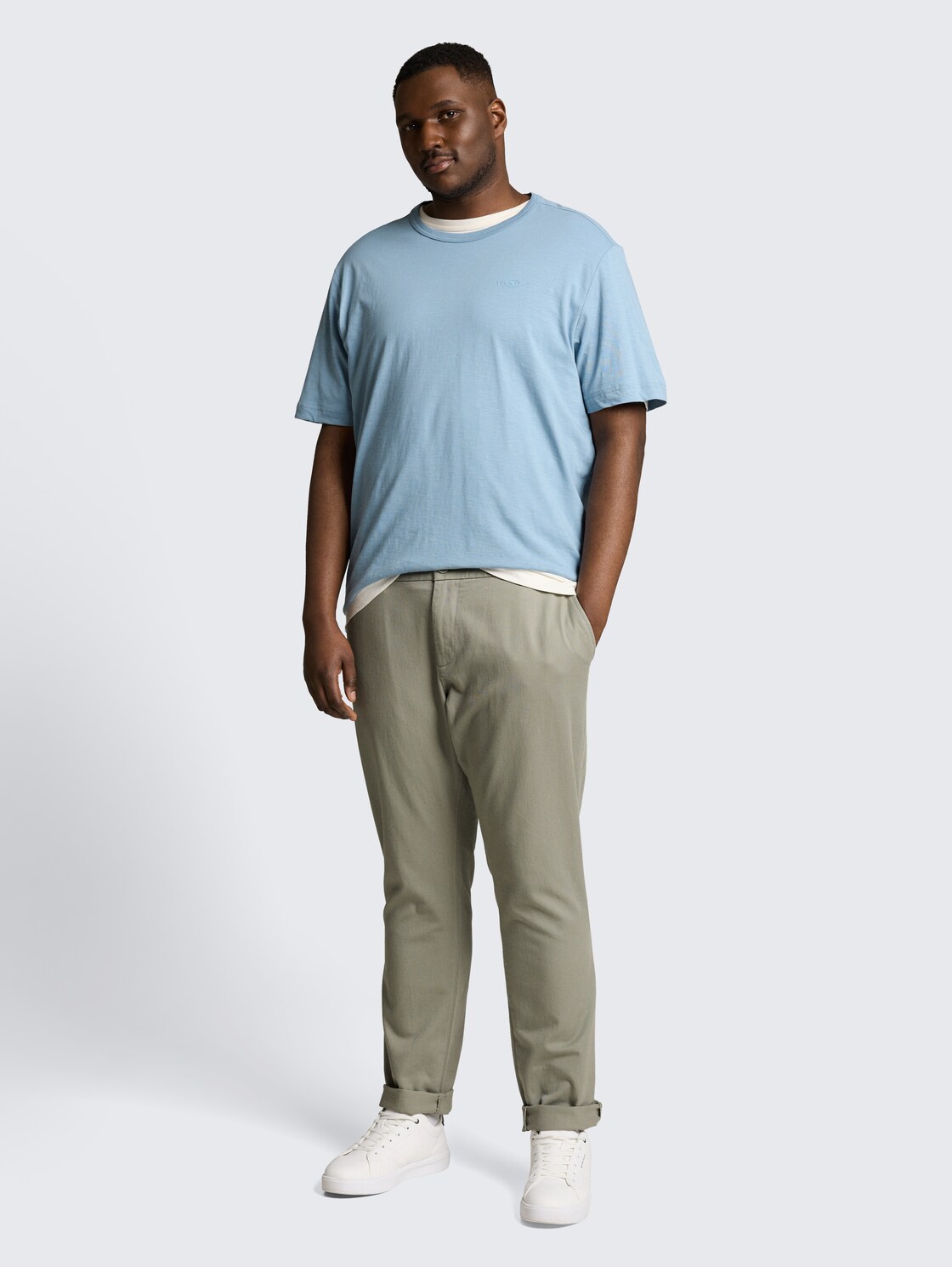 Plus Size - Basic T-Shirt aus Baumwolle - mountain spring blue - Model-Vorderansicht