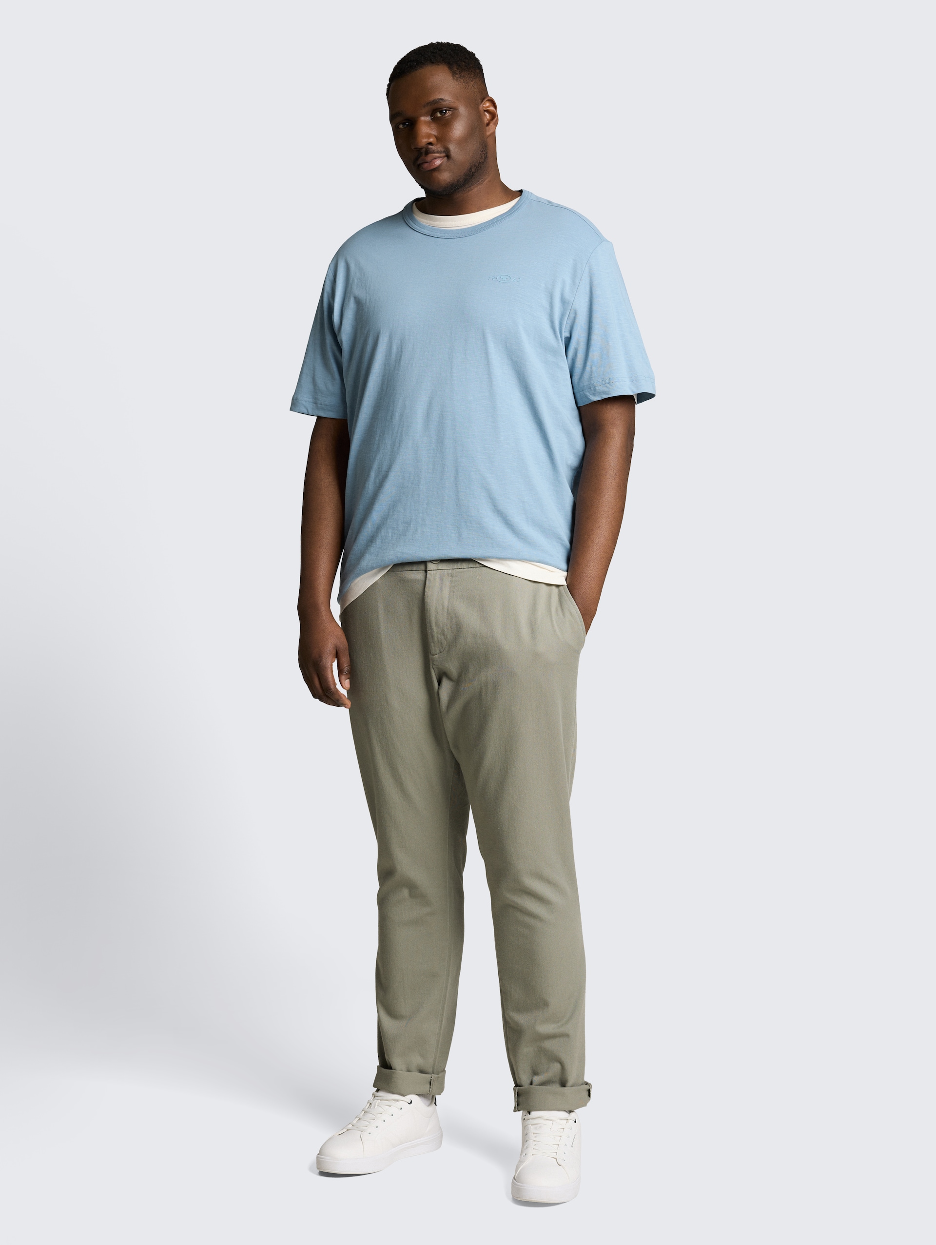 Plus Size - Basic T-Shirt aus Baumwolle - mountain spring blue - Model-Vorderansicht