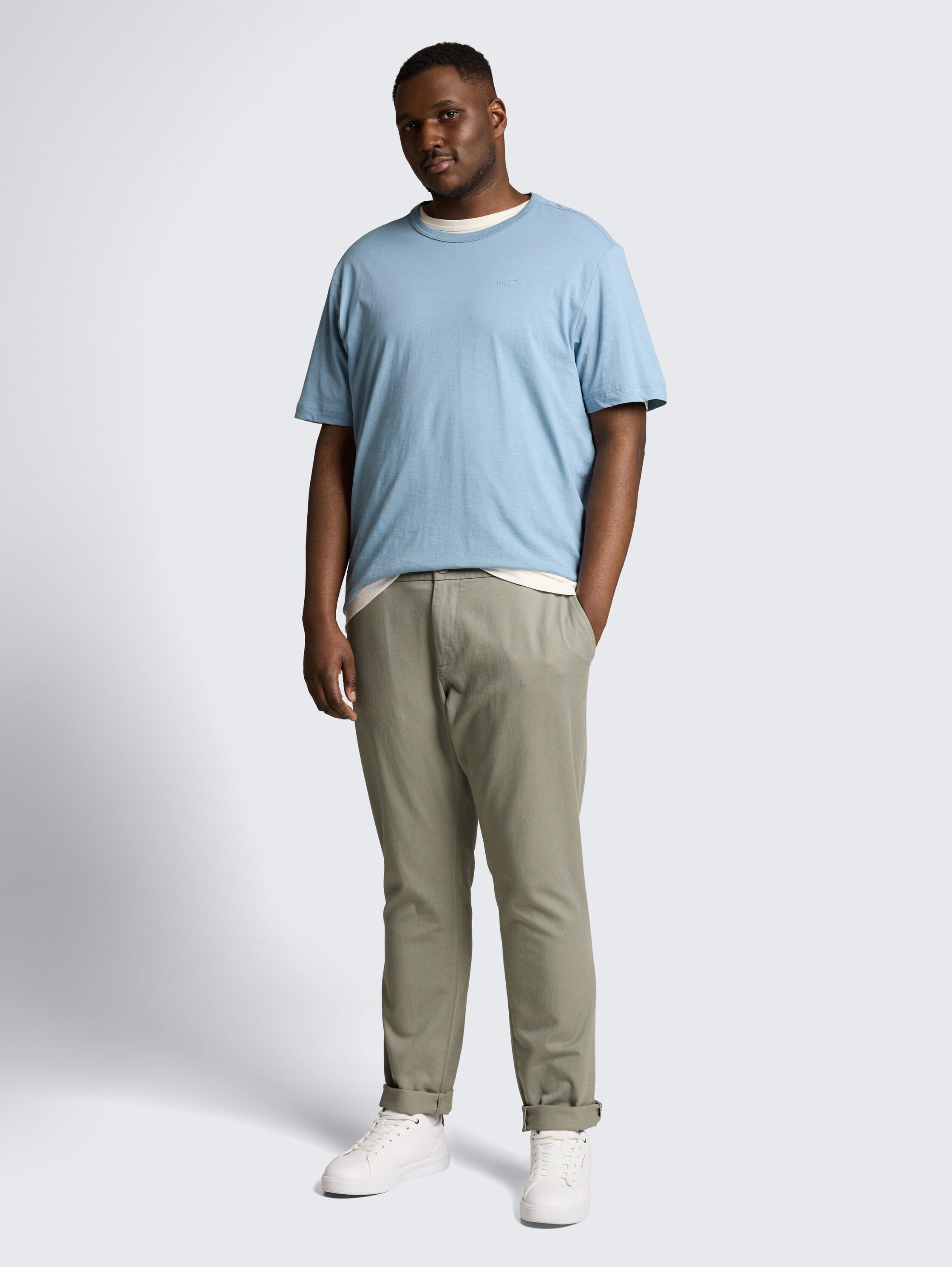 Plus Size - Basic T-Shirt aus Baumwolle - mountain spring blue - Model-Vorderansicht