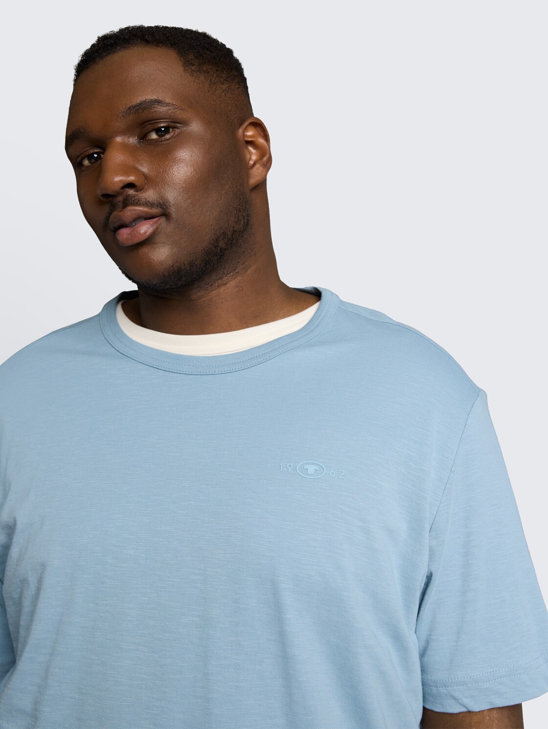 Plus Size - Basic T-Shirt aus Baumwolle - mountain spring blue - Detail-Model-Ansicht