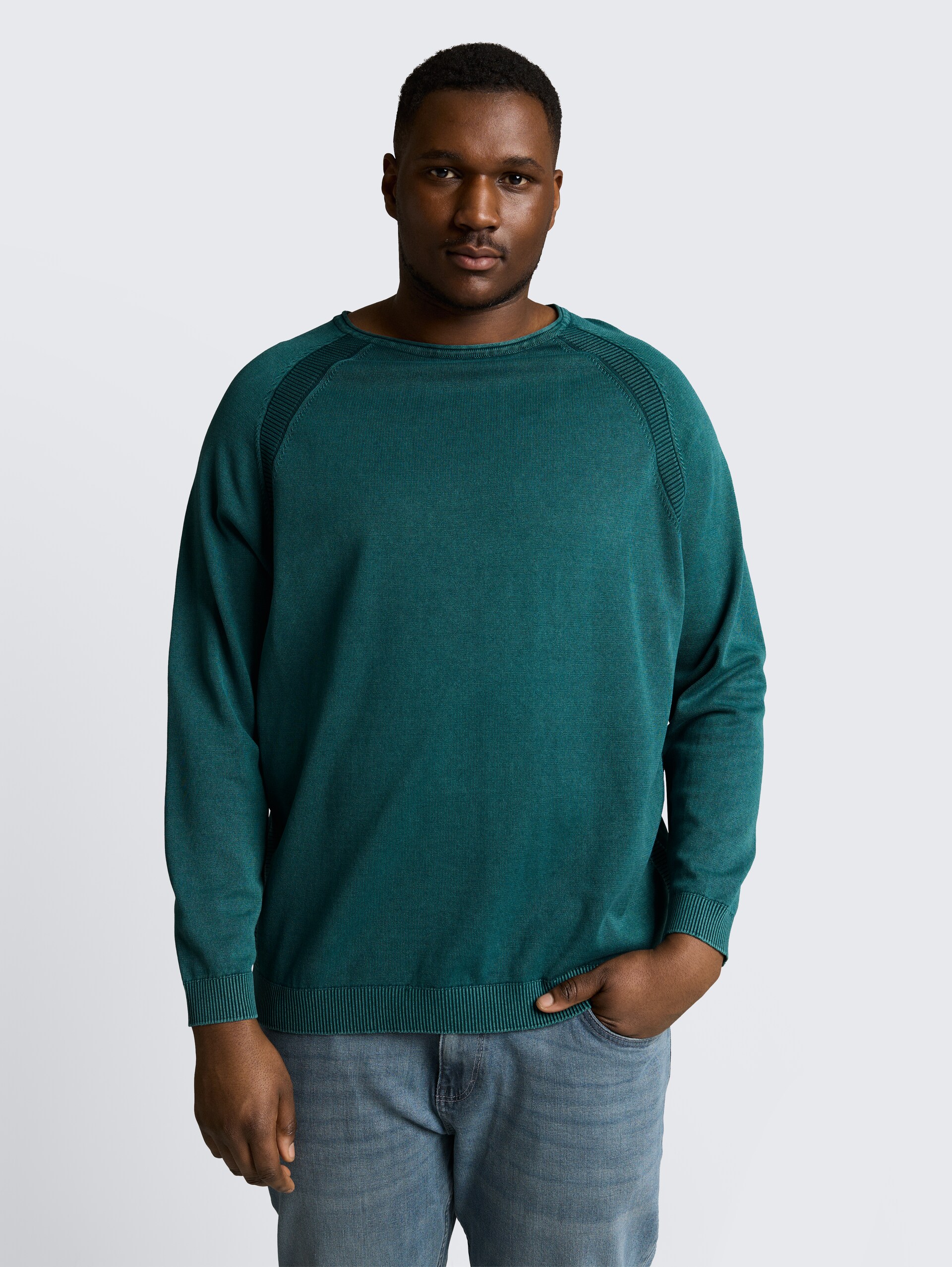 Plus Size - Strickpullover aus Baumwolle - Deep Meadow Green - Ausschnitt Model-Vorderansicht