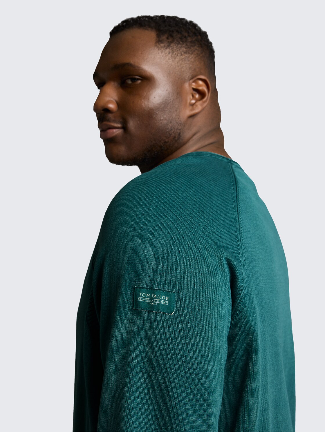 Plus Size - Strickpullover aus Baumwolle - Deep Meadow Green - Detail-Model-Ansicht