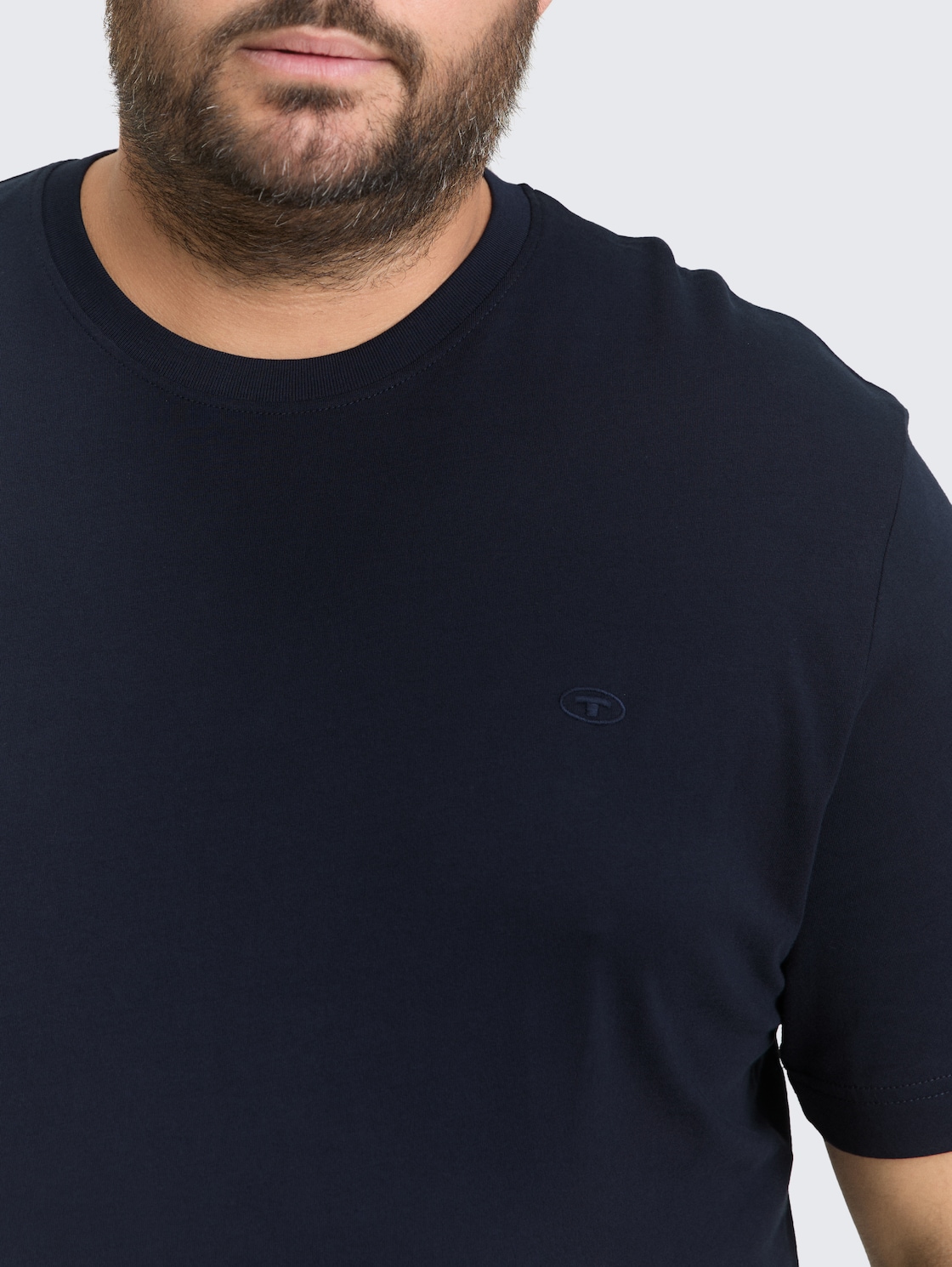 Plus Size - T-Shirt mit Logo-Stickerei - sky captain blue - Detail-Model-Ansicht