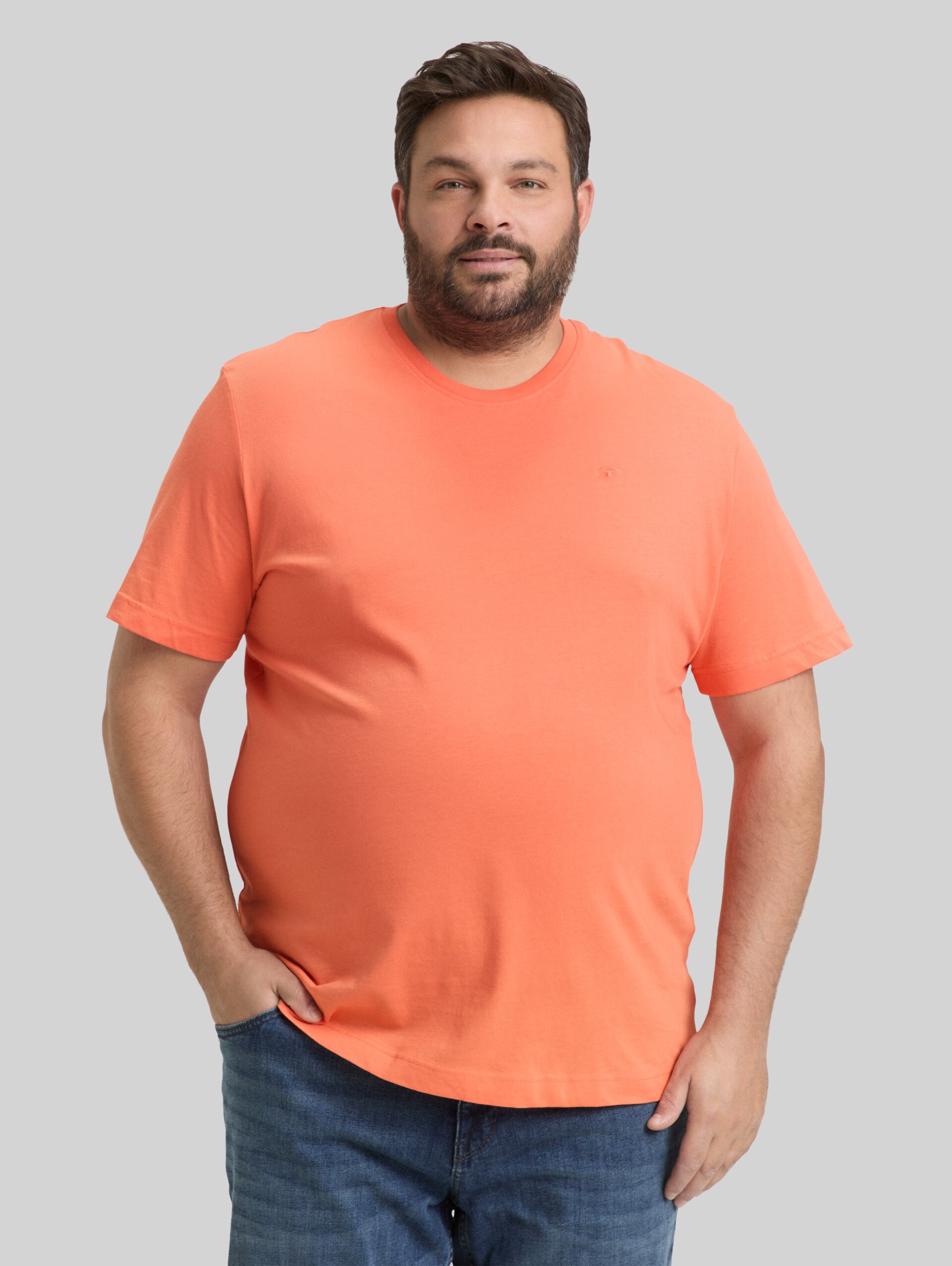 Plus Size - T-Shirt mit Logo-Stickerei - Wild Coral - Ausschnitt Model-Vorderansicht