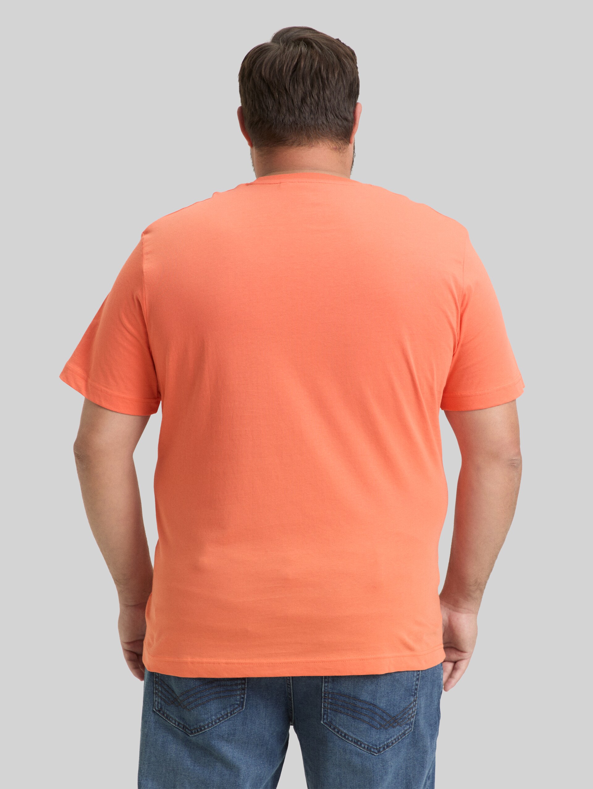 Plus Size - T-Shirt mit Logo-Stickerei - Wild Coral - Auschnitt Model-Rückansicht