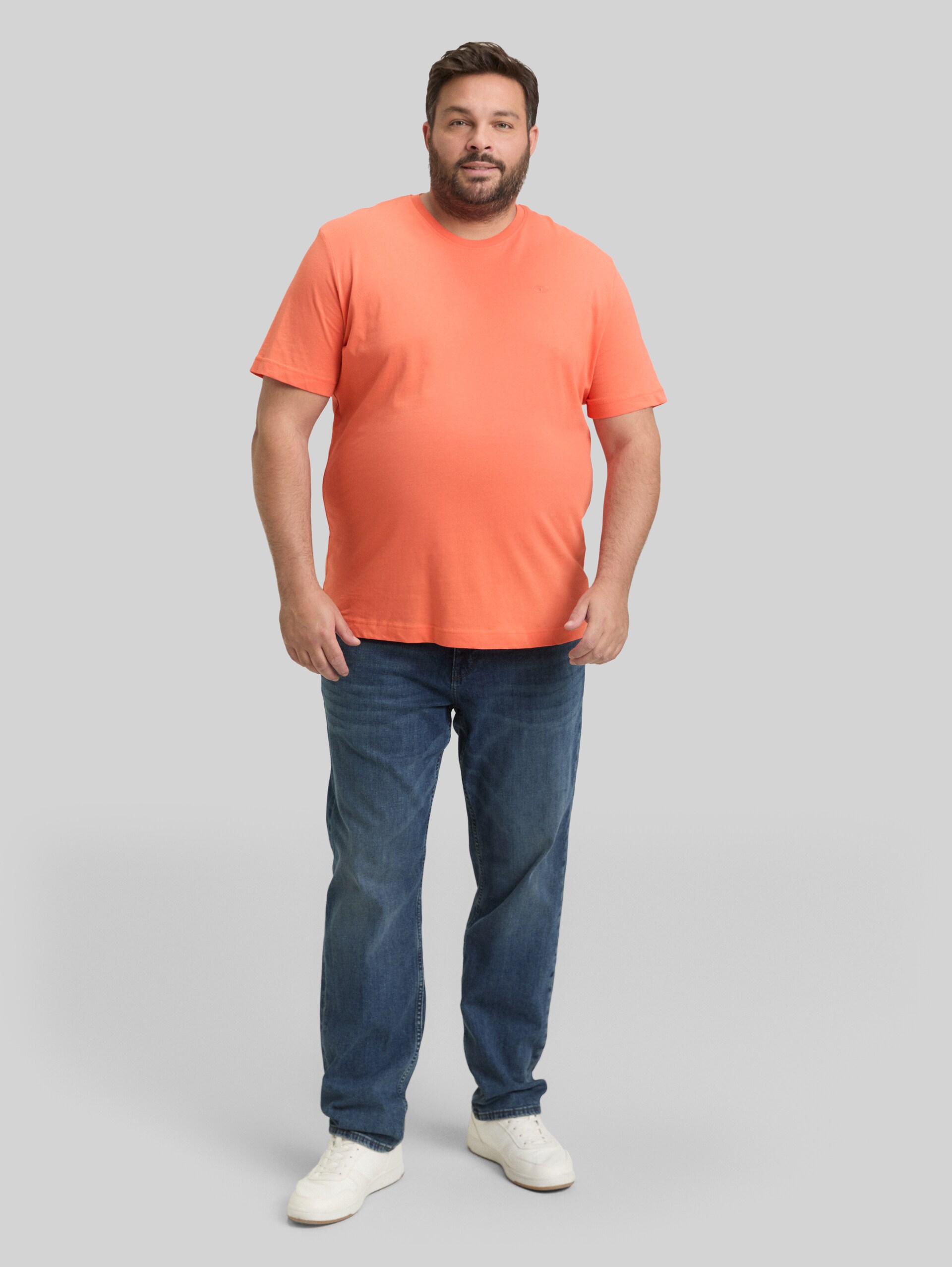 Plus Size - T-Shirt mit Logo-Stickerei - Wild Coral - Model-Vorderansicht