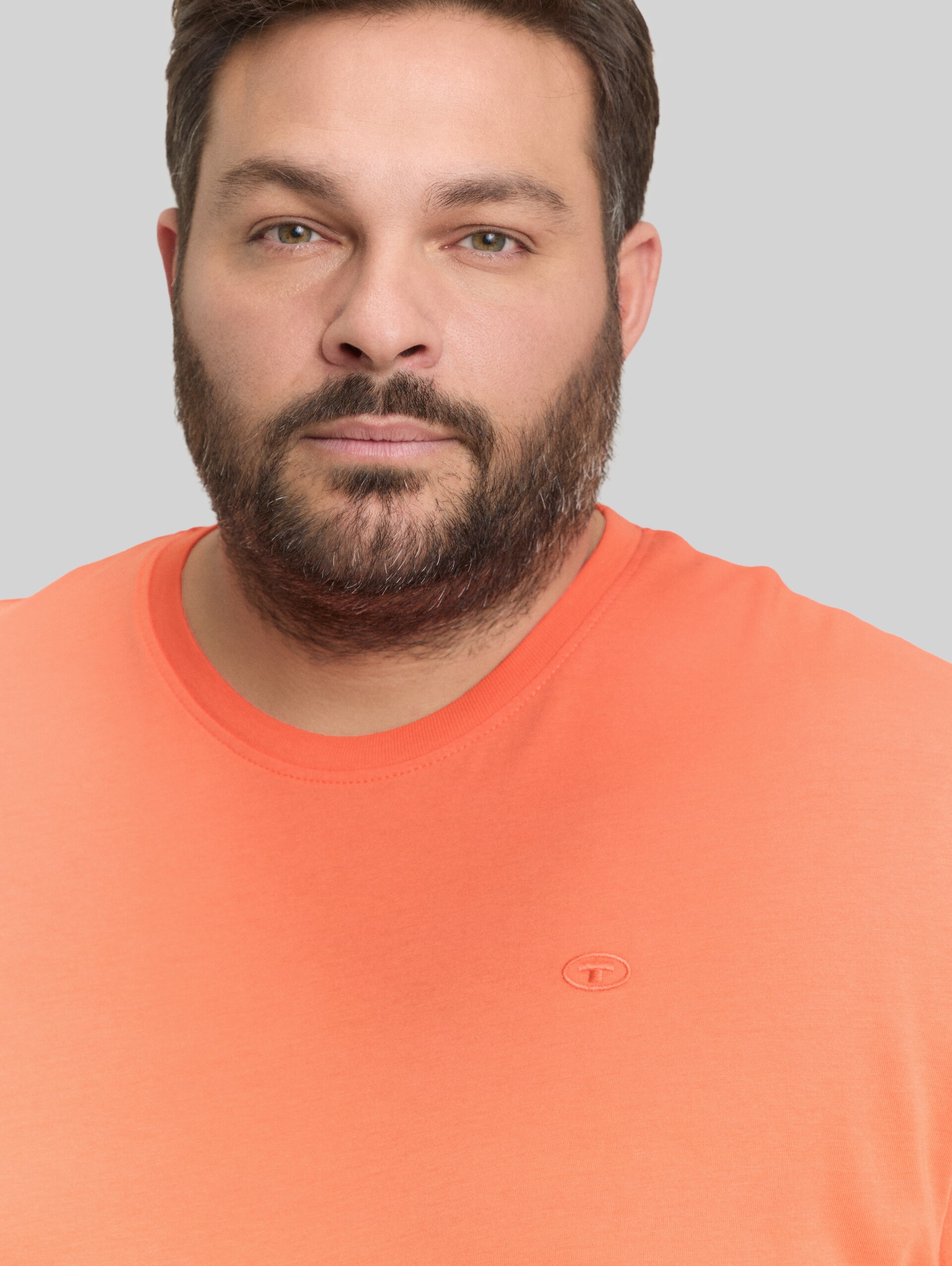 Plus Size - T-Shirt mit Logo-Stickerei - Wild Coral - Detail-Model-Ansicht