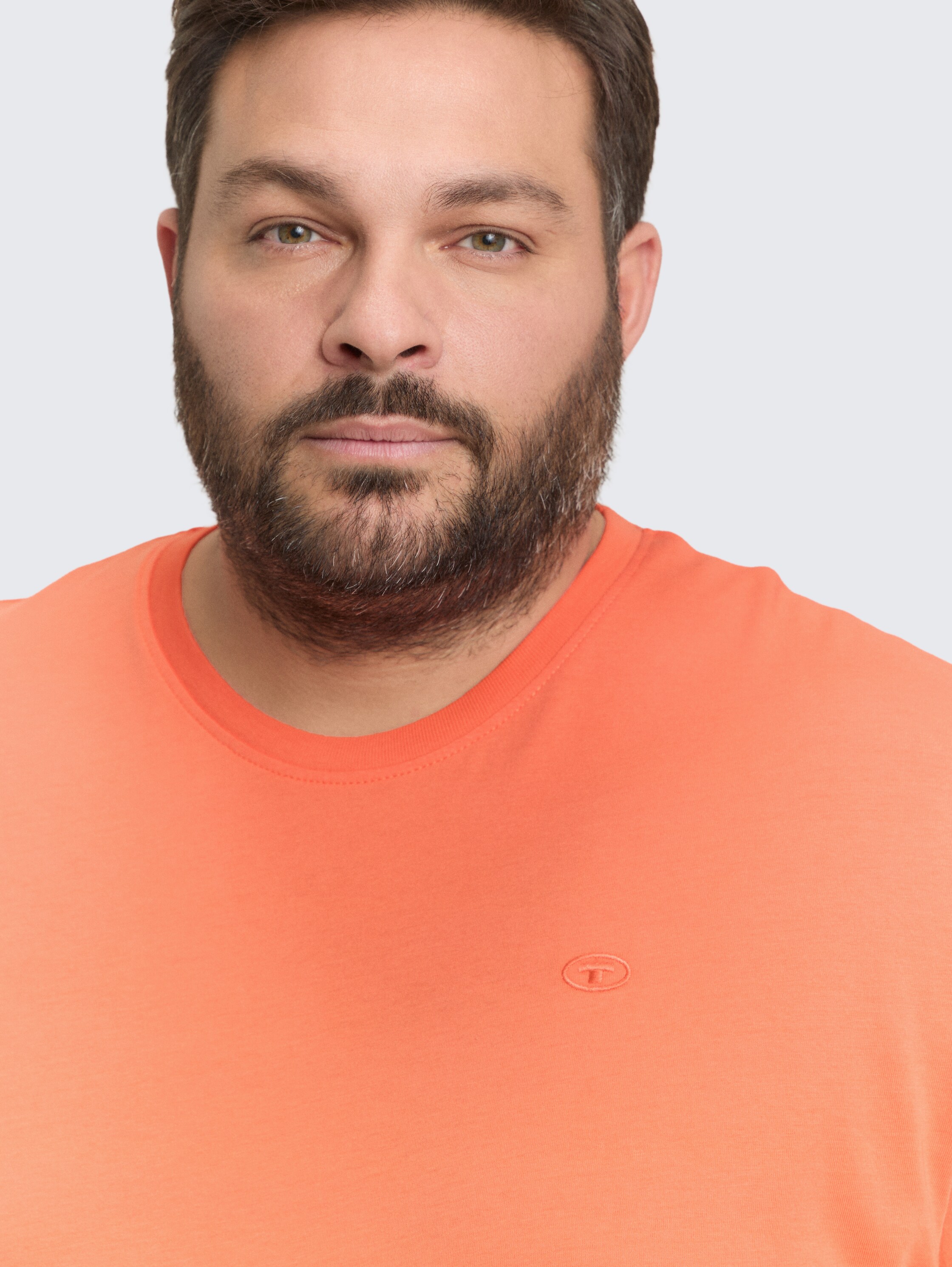 Plus Size - T-Shirt mit Logo-Stickerei - Wild Coral - Detail-Model-Ansicht