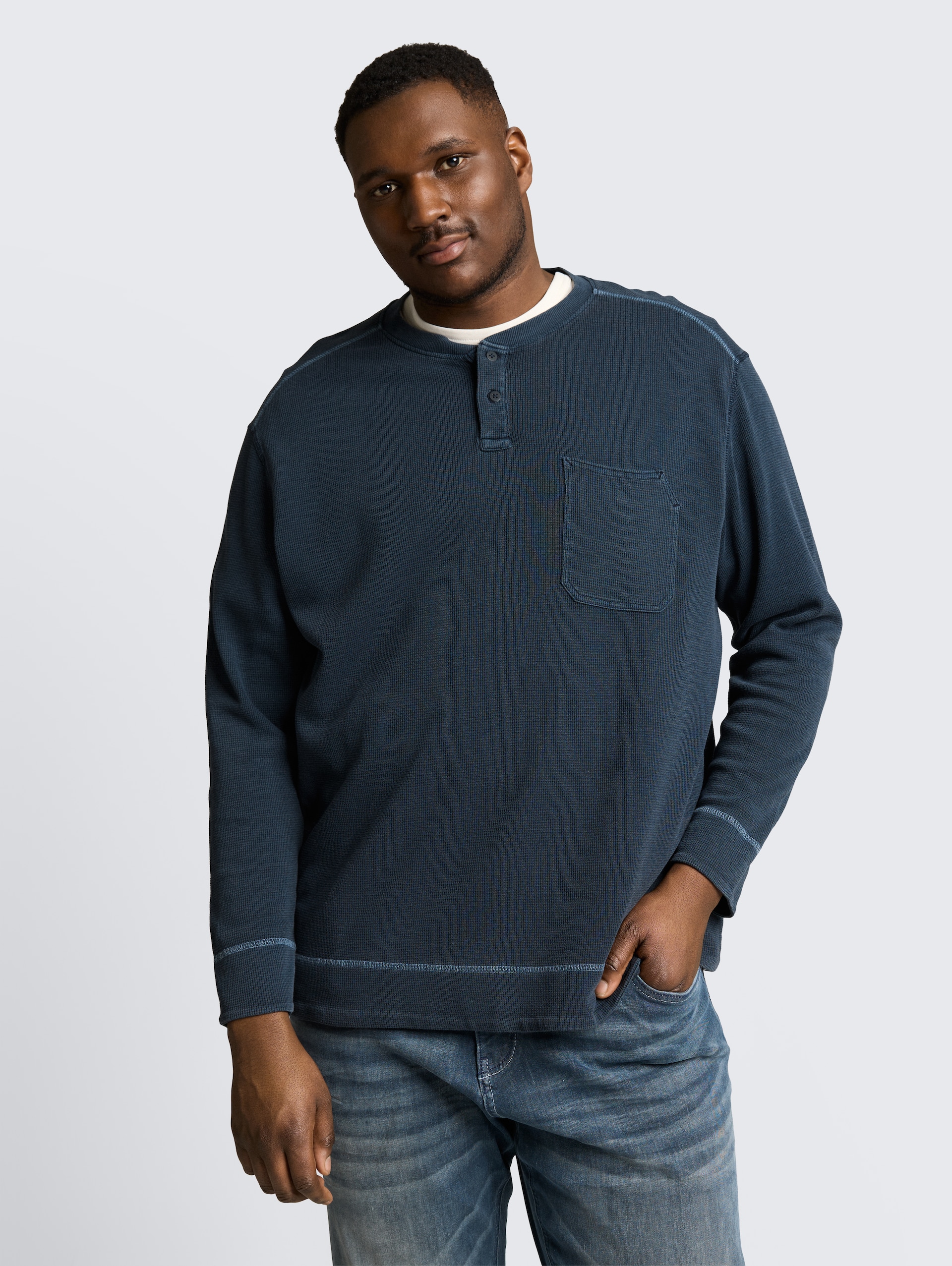 Plus Size - Henley Langarmshirt mit Waffelstruktur - sky captain blue - Ausschnitt Model-Vorderansicht