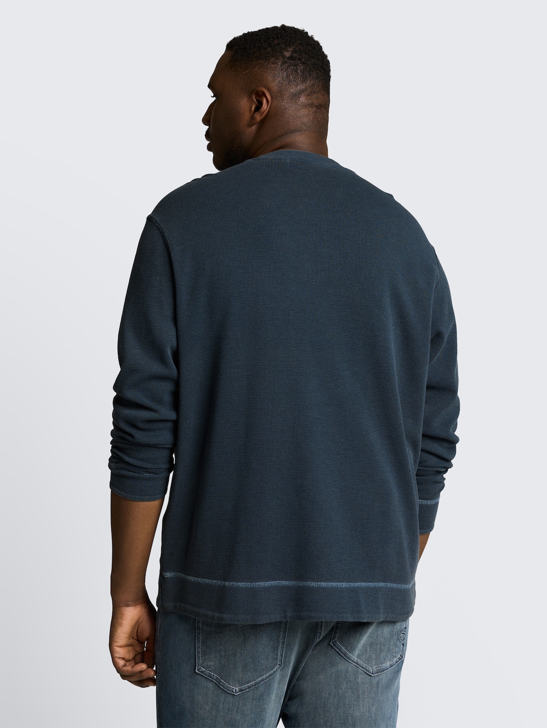 Plus Size - Henley Langarmshirt mit Waffelstruktur - sky captain blue - Auschnitt Model-Rückansicht