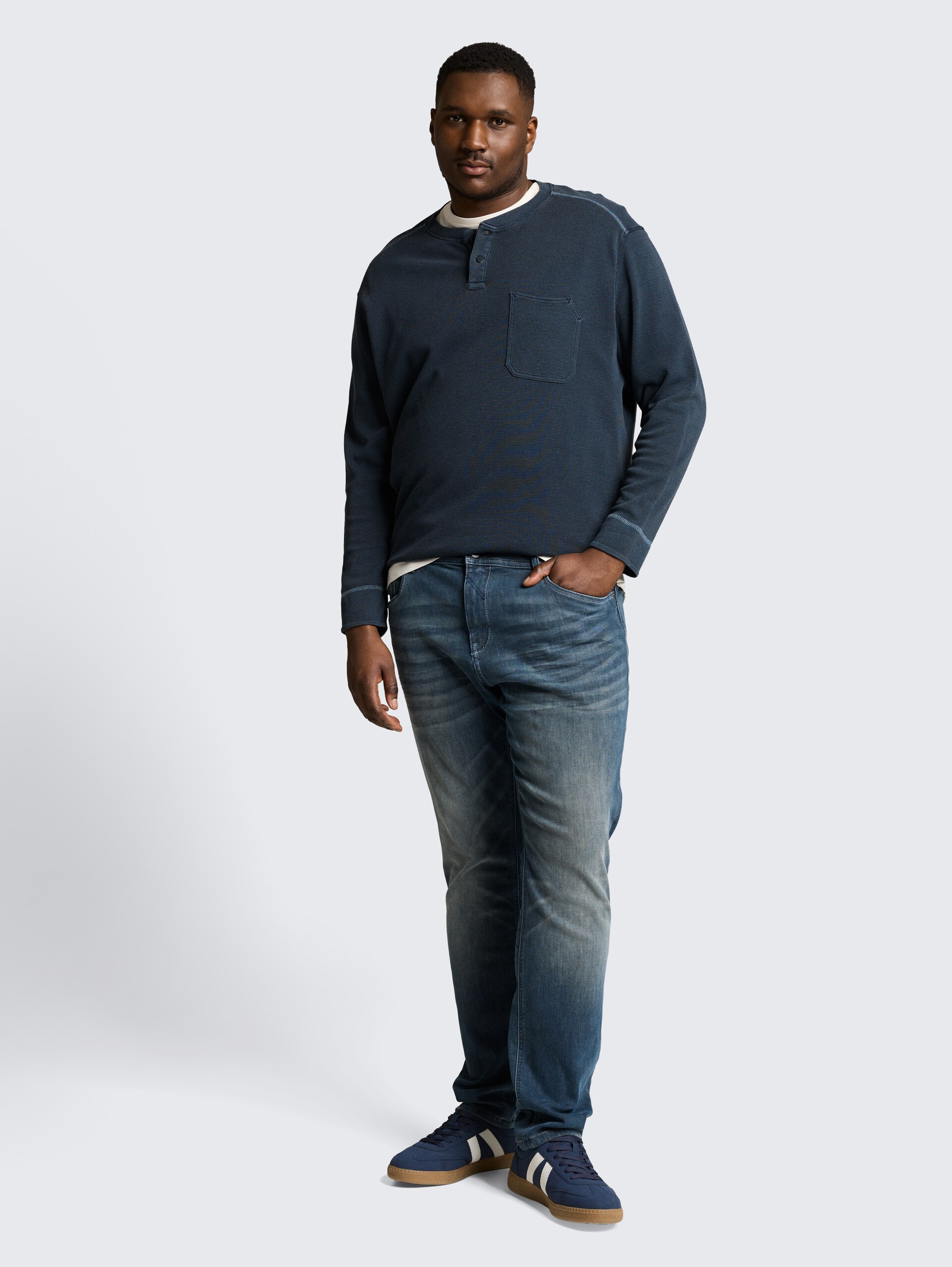 Plus Size - Henley Langarmshirt mit Waffelstruktur - sky captain blue - Model-Vorderansicht