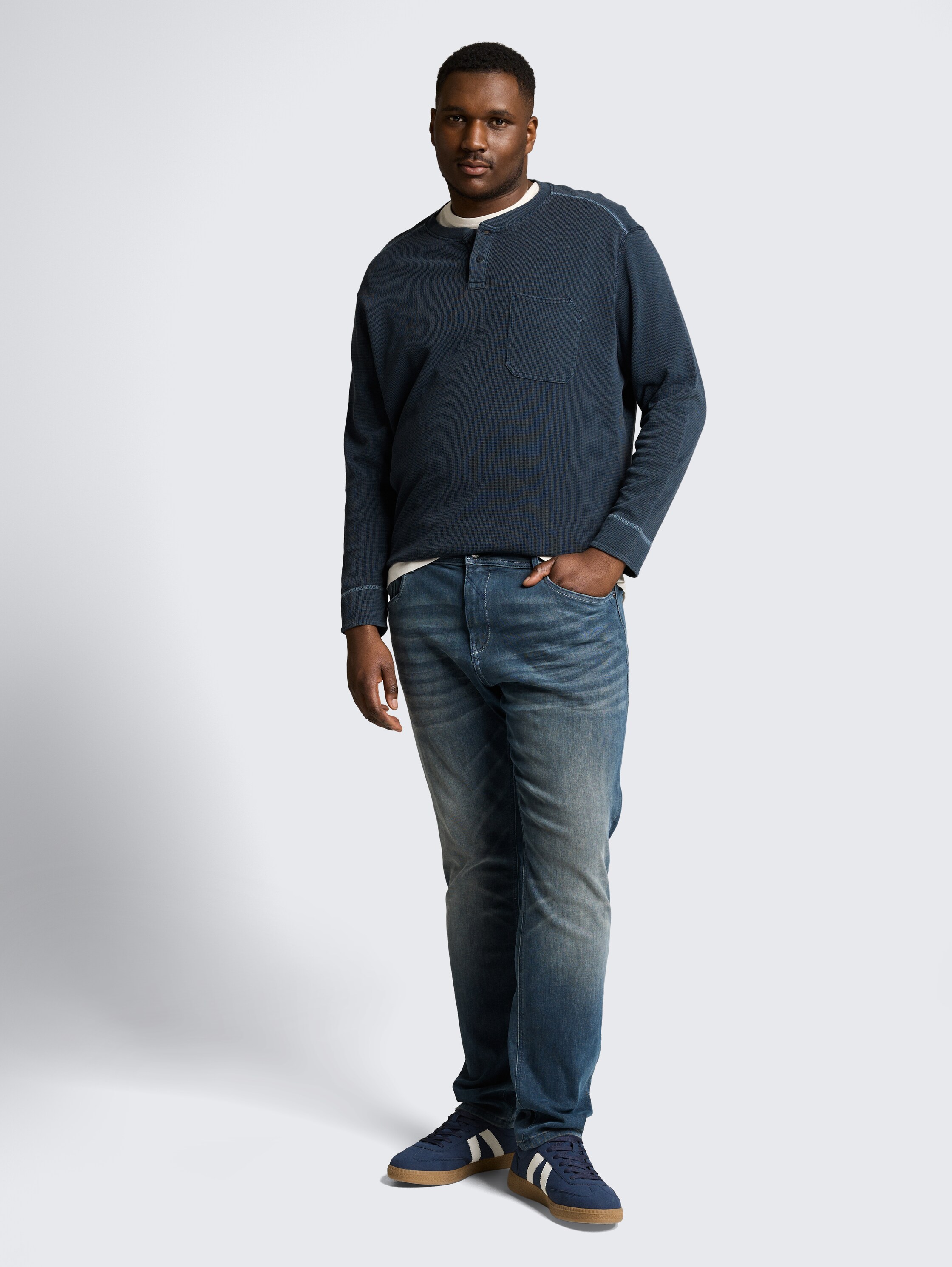 Plus Size - Henley Langarmshirt mit Waffelstruktur - sky captain blue - Model-Vorderansicht