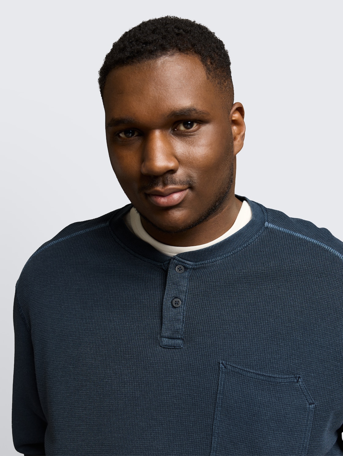 Plus Size - Henley Langarmshirt mit Waffelstruktur - sky captain blue - Detail-Model-Ansicht