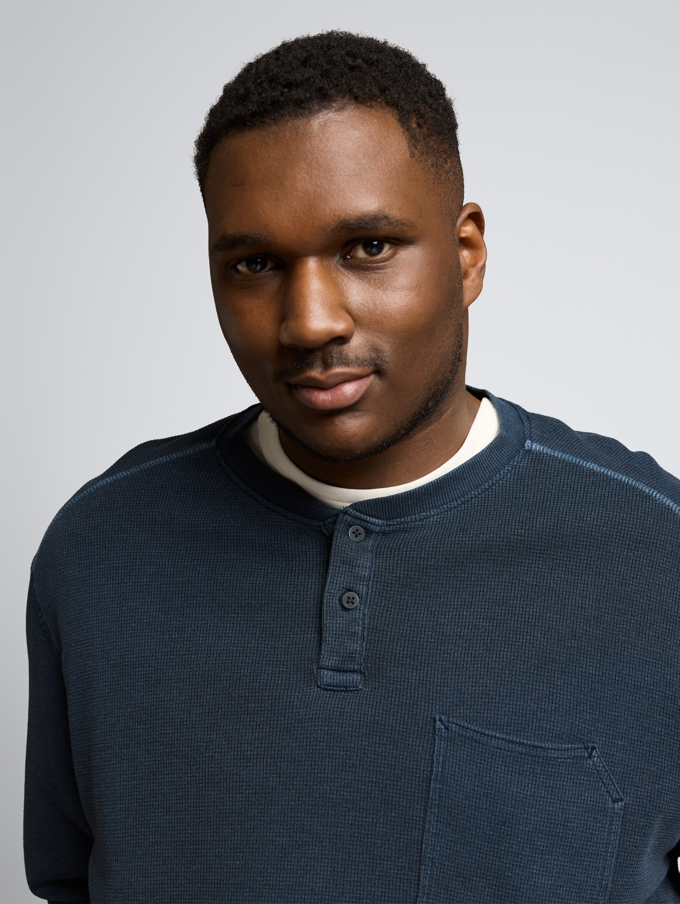 Plus Size - Henley Langarmshirt mit Waffelstruktur - sky captain blue - Detail-Model-Ansicht