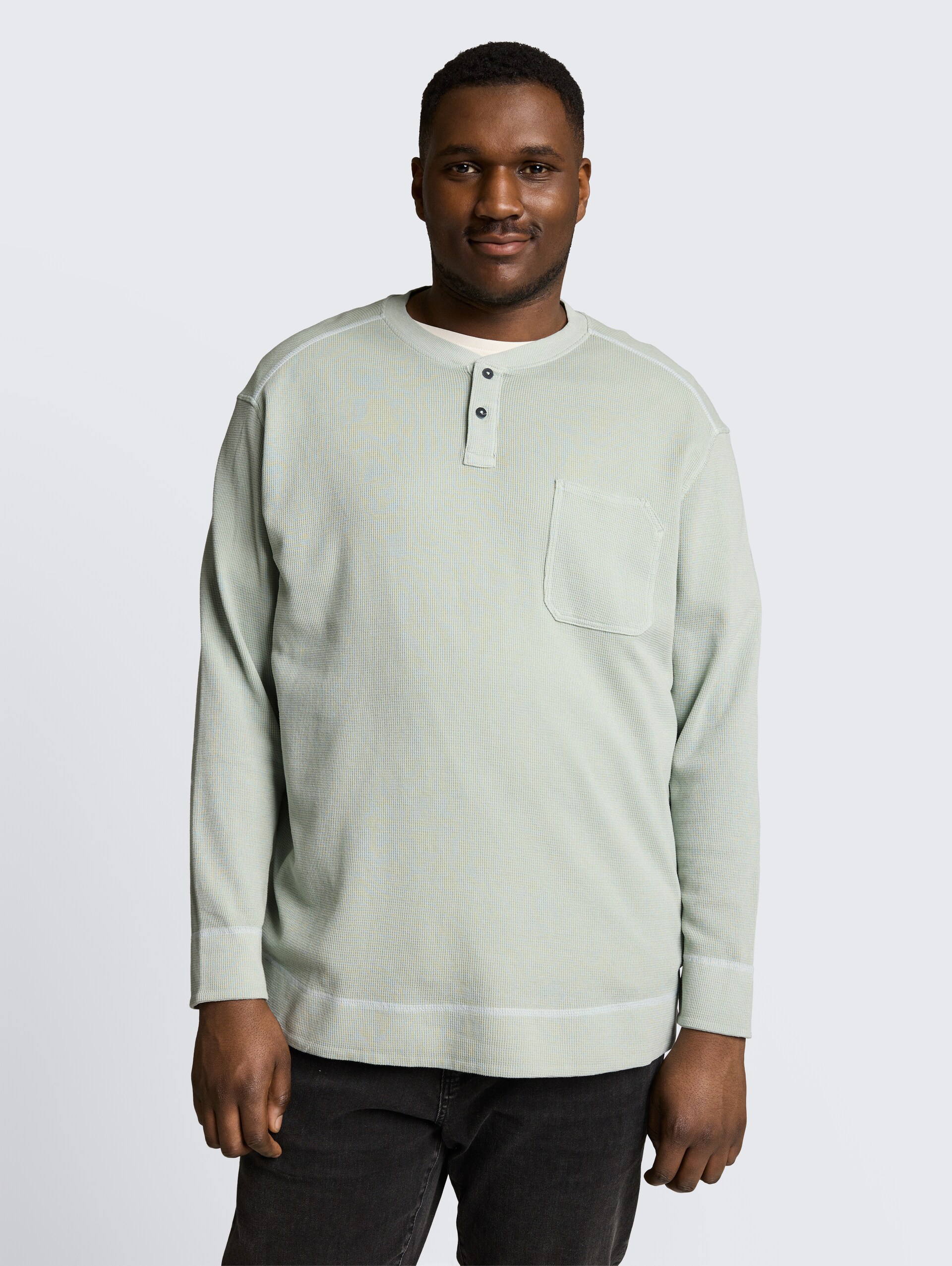 Plus Size - Henley Langarmshirt mit Waffelstruktur - soft greyish green - Ausschnitt Model-Vorderansicht