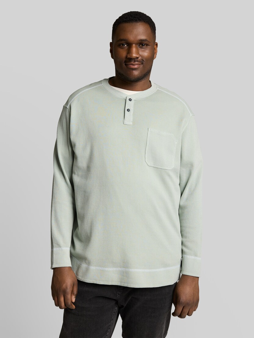 Plus Size - Henley Langarmshirt mit Waffelstruktur von Men Plus Size, soft greyish green