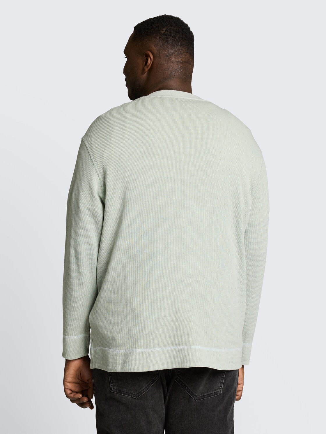 Plus Size - Henley Langarmshirt mit Waffelstruktur - soft greyish green - Auschnitt Model-Rückansicht