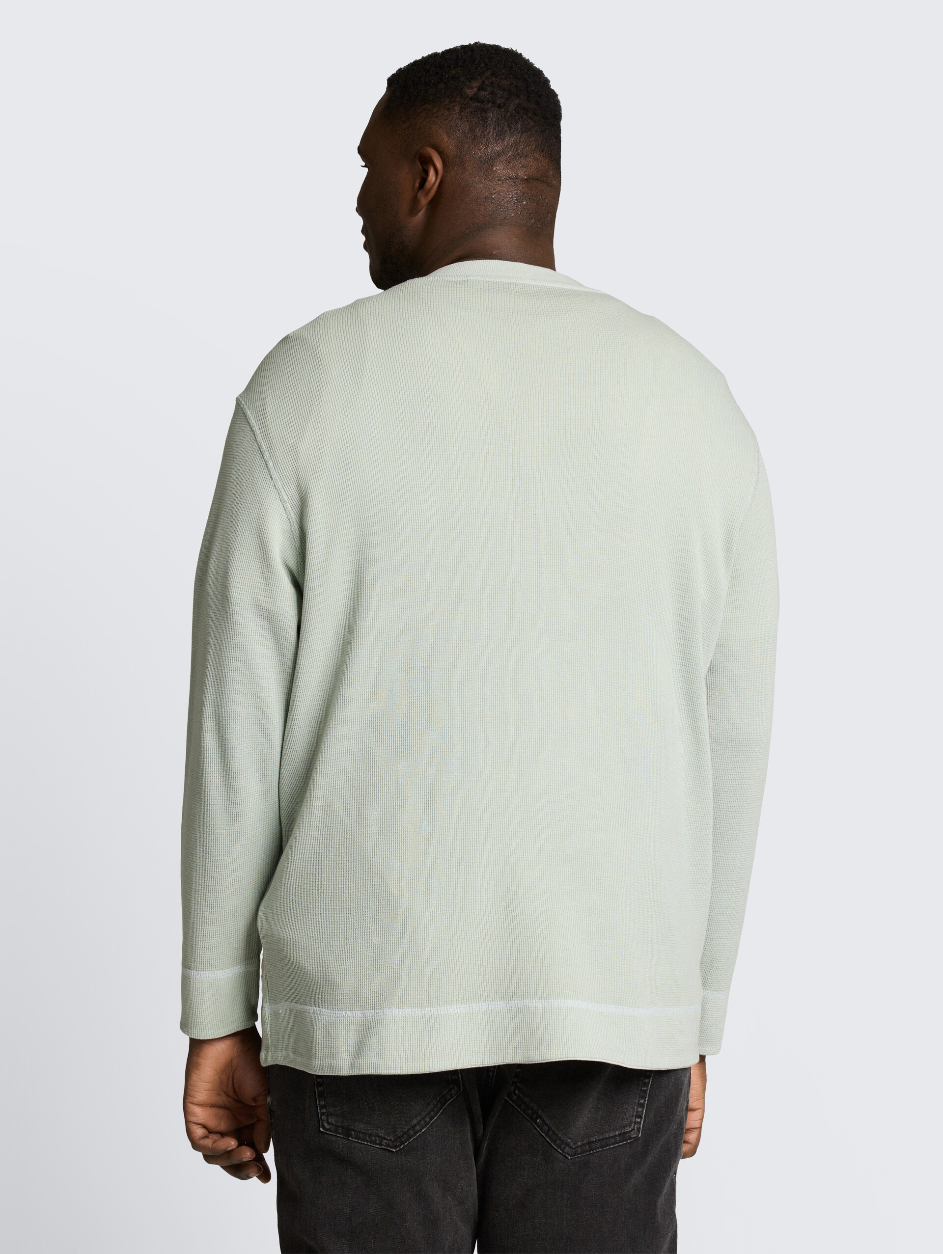 Plus Size - Henley Langarmshirt mit Waffelstruktur - soft greyish green - Auschnitt Model-Rückansicht