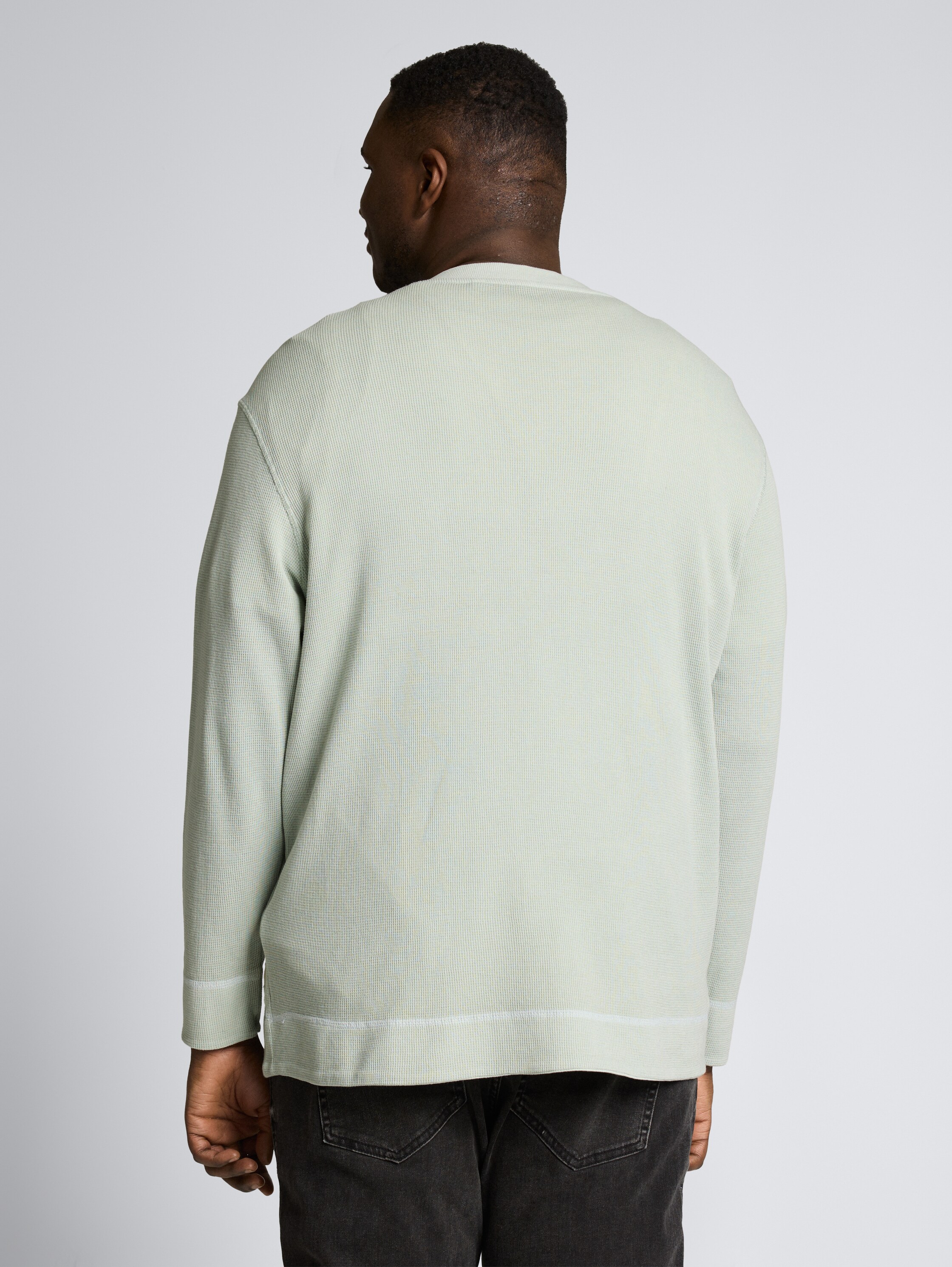 Plus Size - Henley Langarmshirt mit Waffelstruktur - soft greyish green - Auschnitt Model-Rückansicht