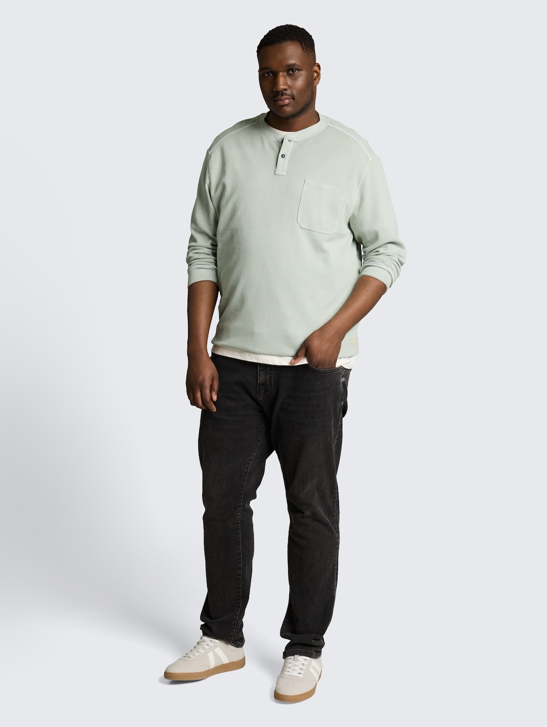 Plus Size - Henley Langarmshirt mit Waffelstruktur - soft greyish green - Model-Vorderansicht