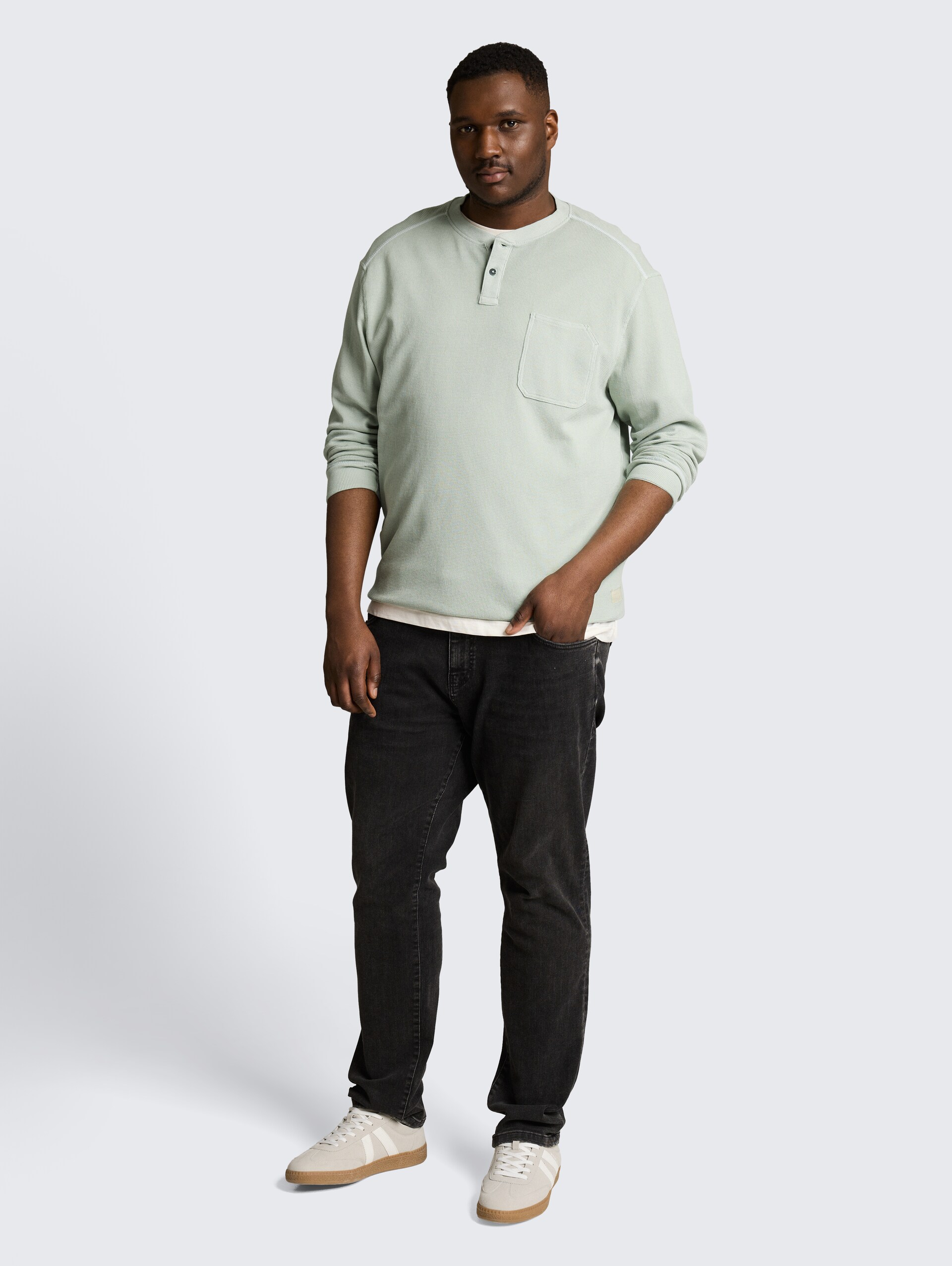 Plus Size - Henley Langarmshirt mit Waffelstruktur - soft greyish green - Model-Vorderansicht