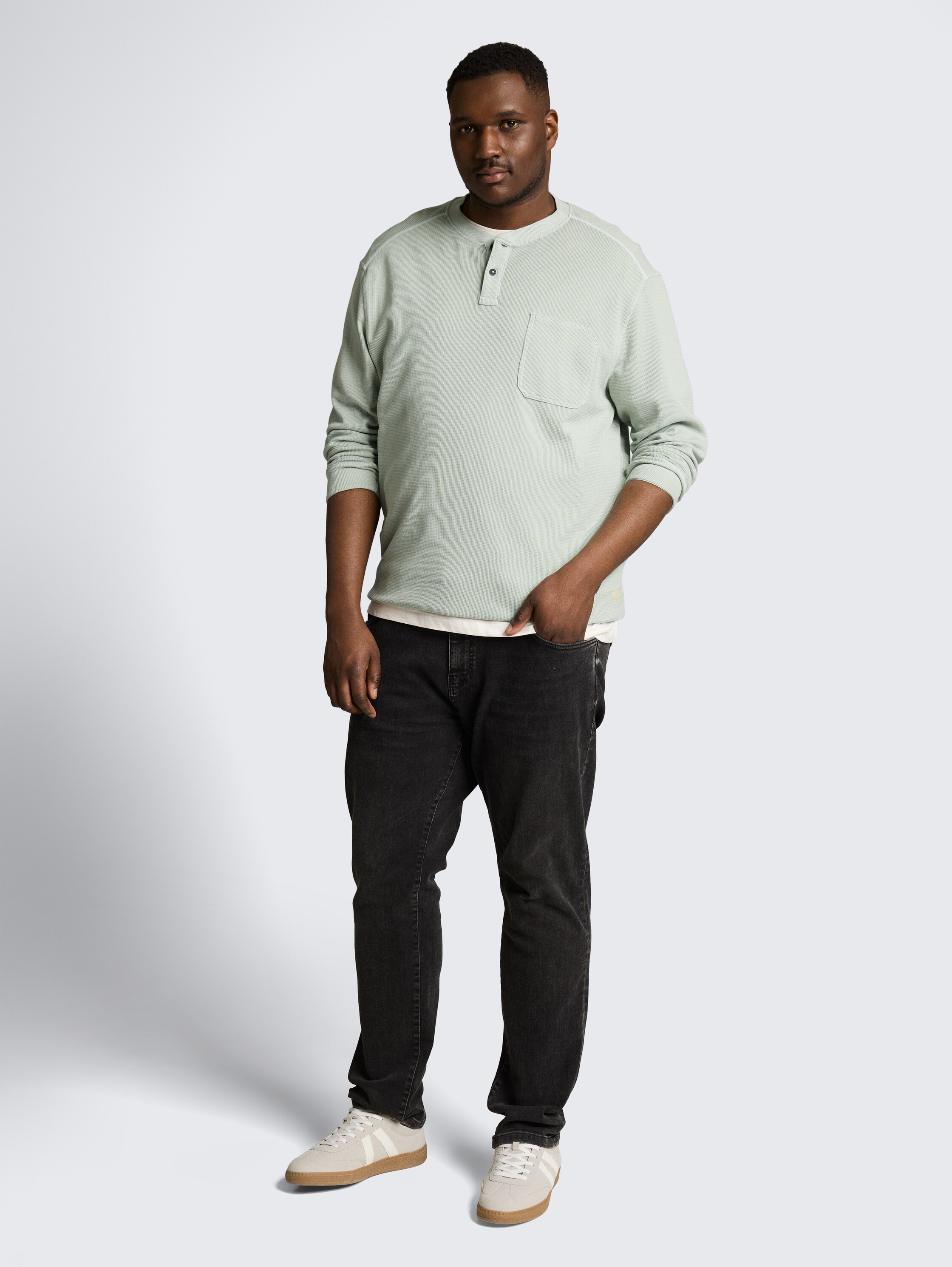 Plus Size - Henley Langarmshirt mit Waffelstruktur - soft greyish green - Model-Vorderansicht