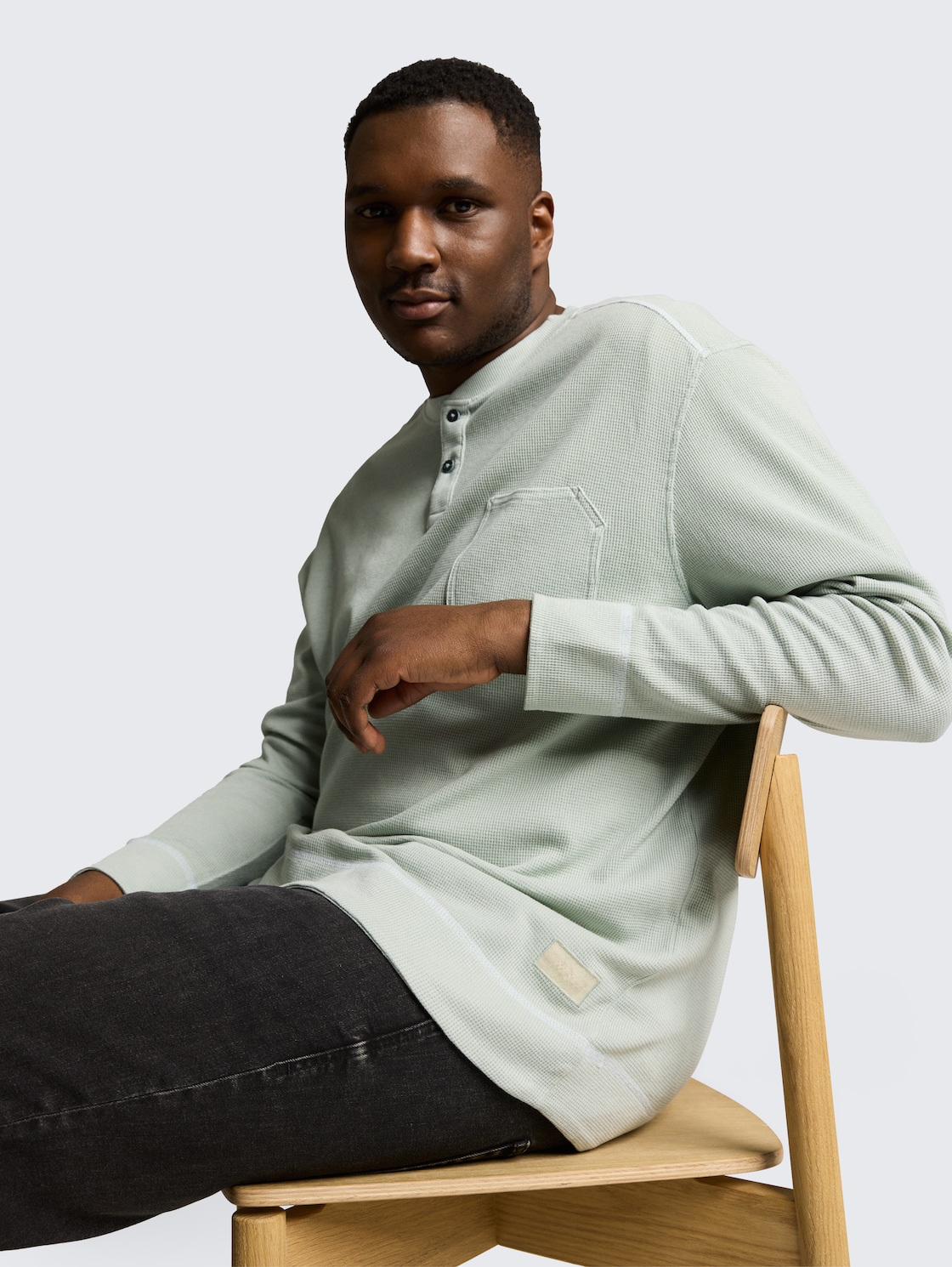 Plus Size - Henley Langarmshirt mit Waffelstruktur - soft greyish green - Detail-Model-Ansicht