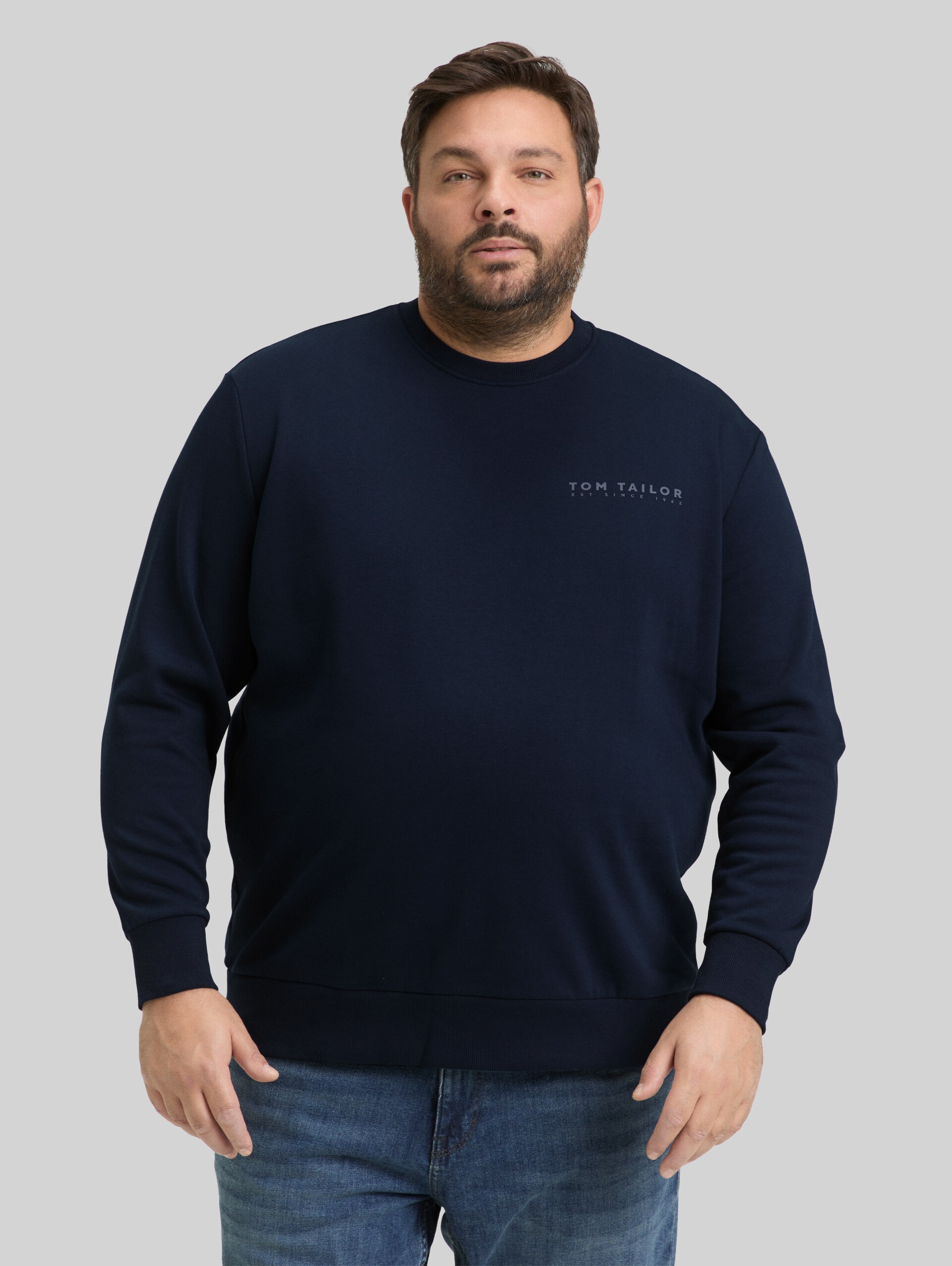 Plus Size - Sweatshirt mit Logo-Print - sky captain blue - Ausschnitt Model-Vorderansicht