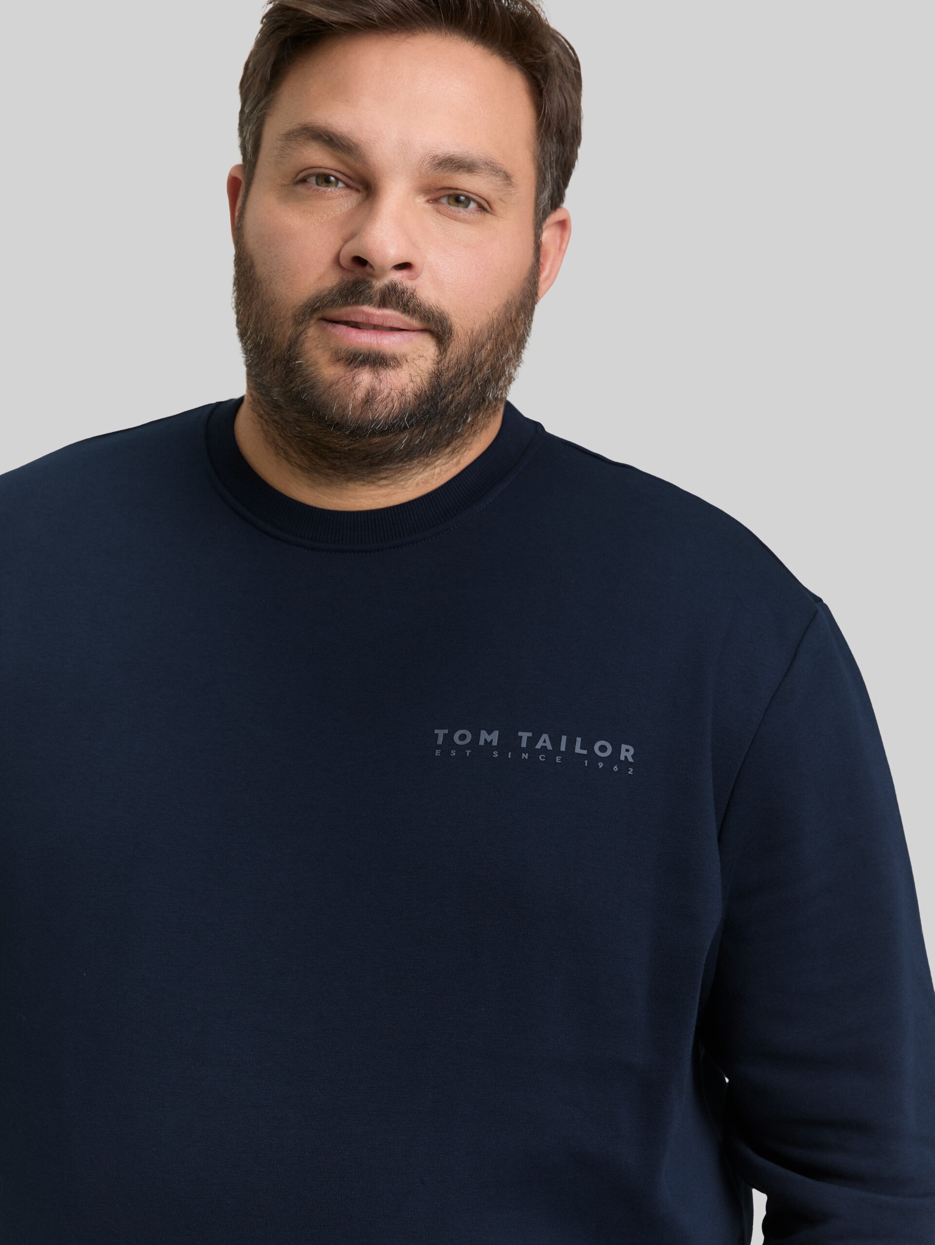 Plus Size - Sweatshirt mit Logo-Print - sky captain blue - Detail-Model-Ansicht