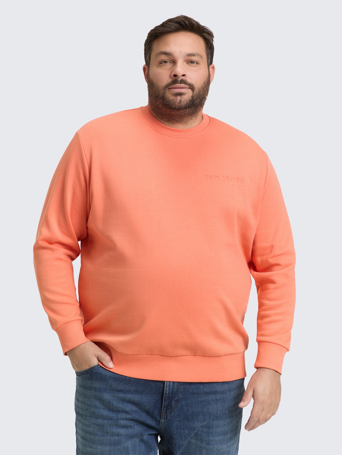 Plus Size - Sweatshirt mit Logo-Print - Wild Coral - Ausschnitt Model-Vorderansicht