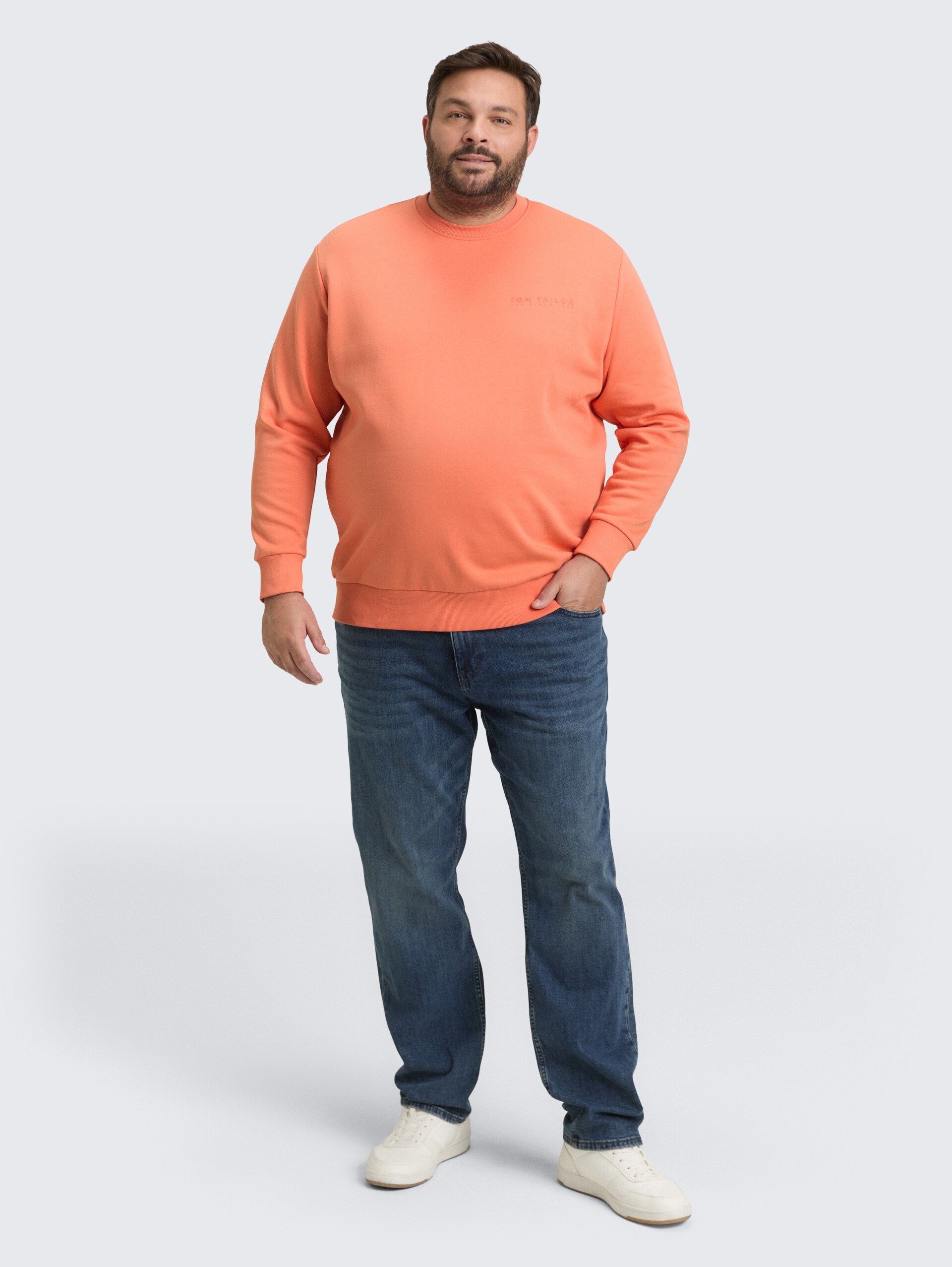 Plus Size - Sweatshirt mit Logo-Print - Wild Coral - Model-Vorderansicht