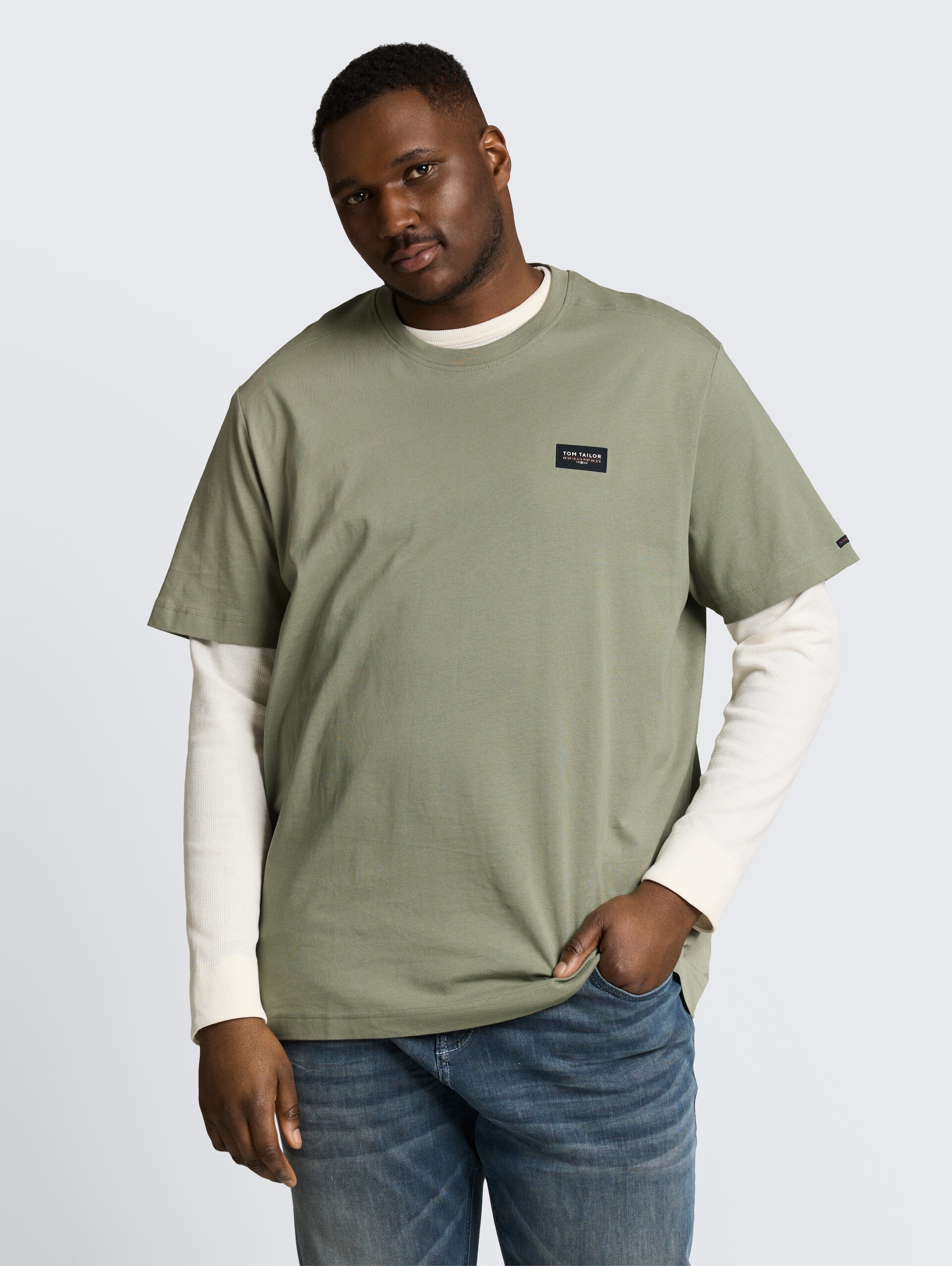 Plus Size - T-Shirt aus Baumwolle mit Logo-Badge - Greyish Shadow Olive - Ausschnitt Model-Vorderansicht