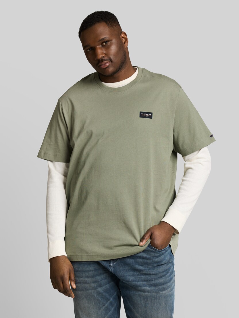 Plus Size - T-Shirt aus Baumwolle mit Logo-Badge von Men Plus Size, Greyish Shadow Olive