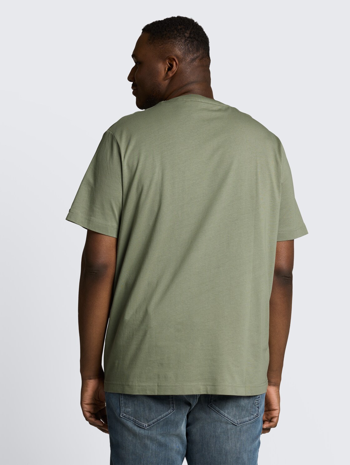 Plus Size - T-Shirt aus Baumwolle mit Logo-Badge - Greyish Shadow Olive - Auschnitt Model-Rückansicht