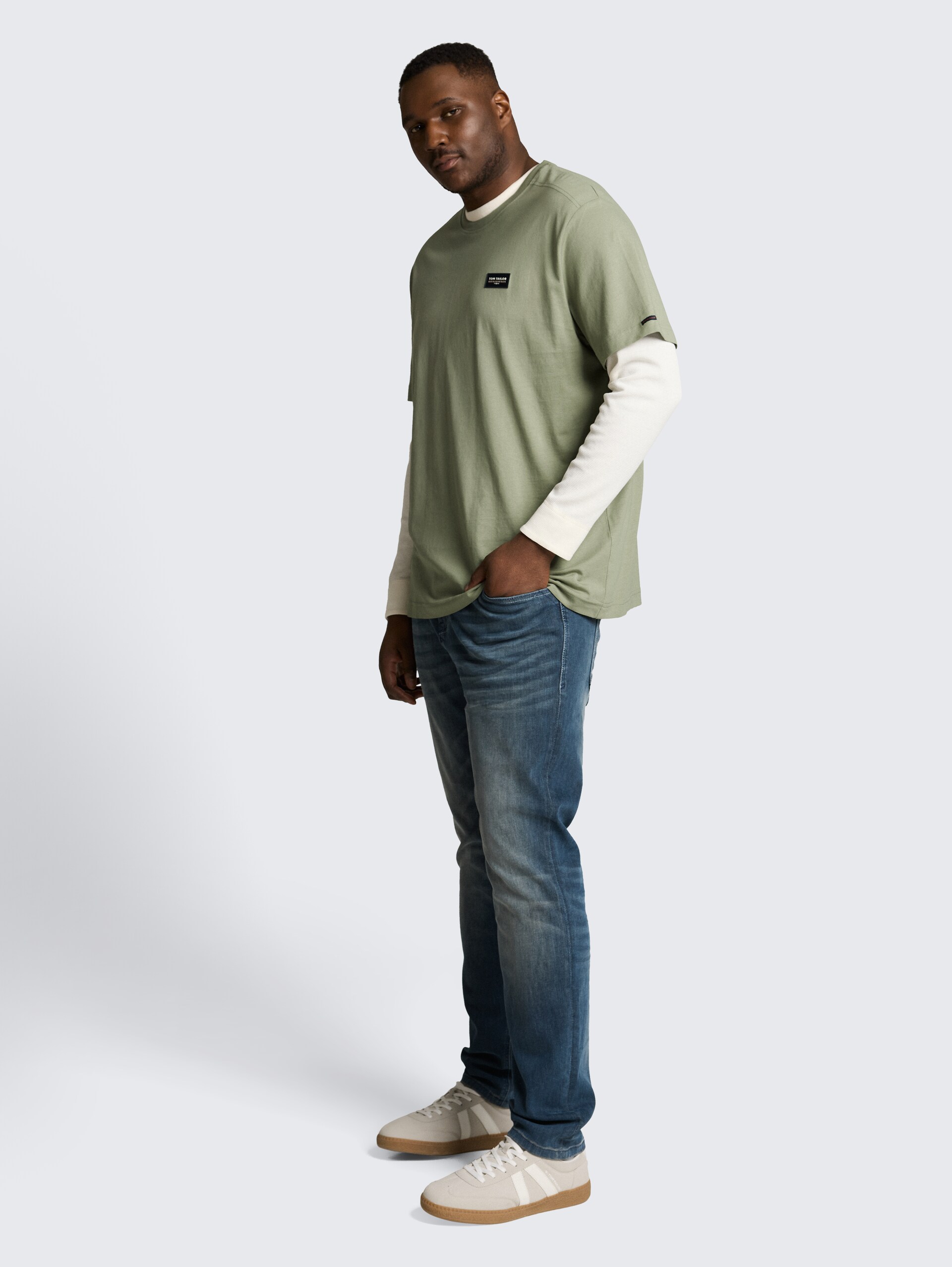 Plus Size - T-Shirt aus Baumwolle mit Logo-Badge - Greyish Shadow Olive - Model-Vorderansicht
