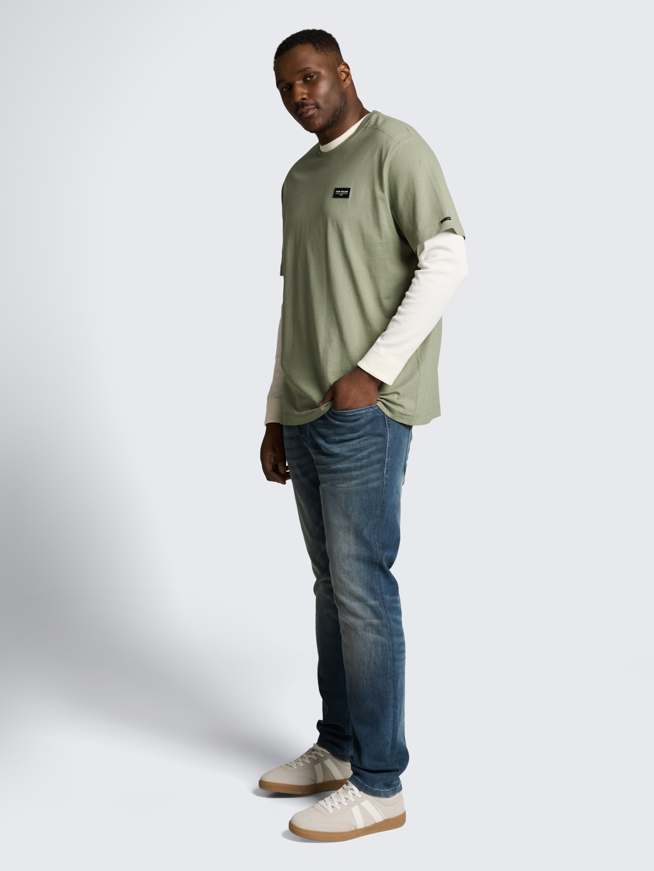 Plus Size - T-Shirt aus Baumwolle mit Logo-Badge - Greyish Shadow Olive - Model-Vorderansicht