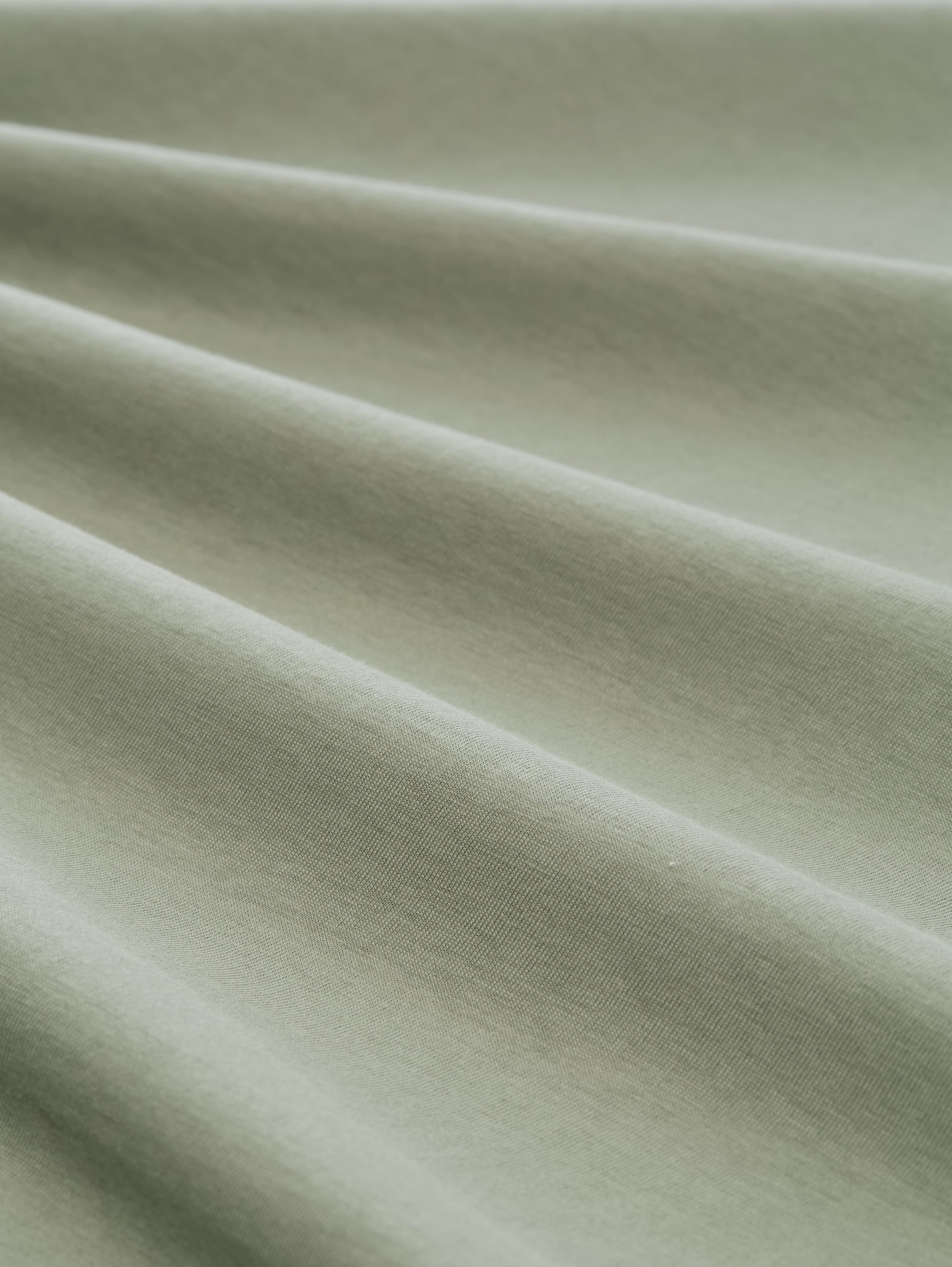 Plus Size - T-Shirt aus Baumwolle mit Logo-Badge - Greyish Shadow Olive - Material-Ansicht