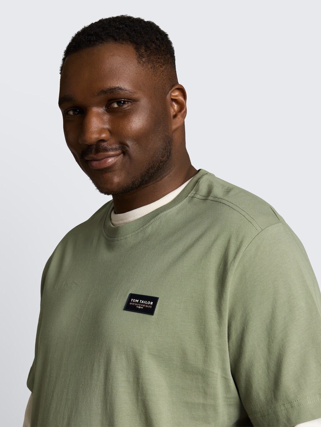 Plus Size - T-Shirt aus Baumwolle mit Logo-Badge - Greyish Shadow Olive - Detail-Model-Ansicht