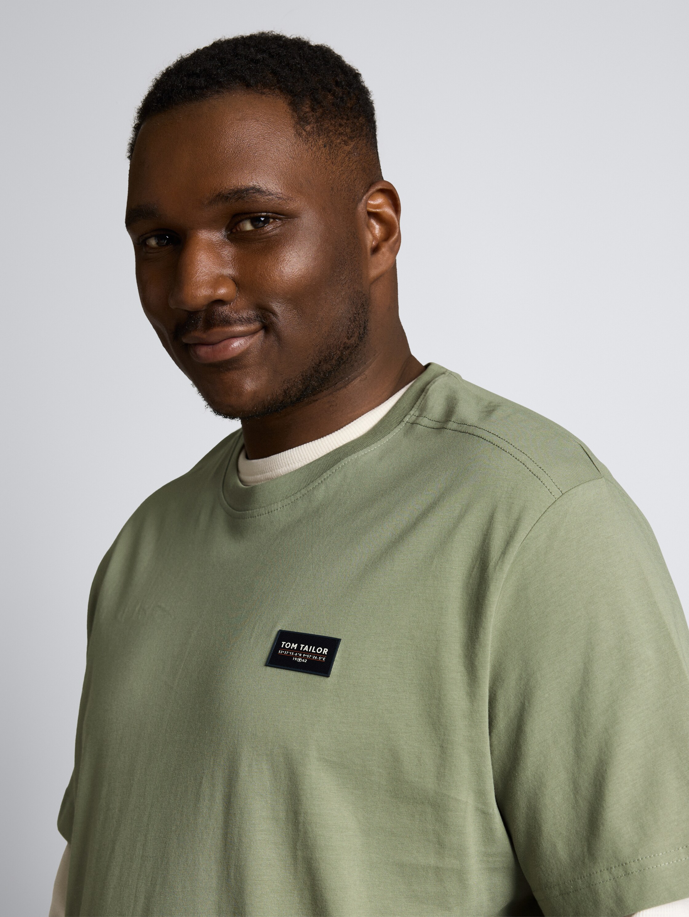 Plus Size - T-Shirt aus Baumwolle mit Logo-Badge - Greyish Shadow Olive - Detail-Model-Ansicht