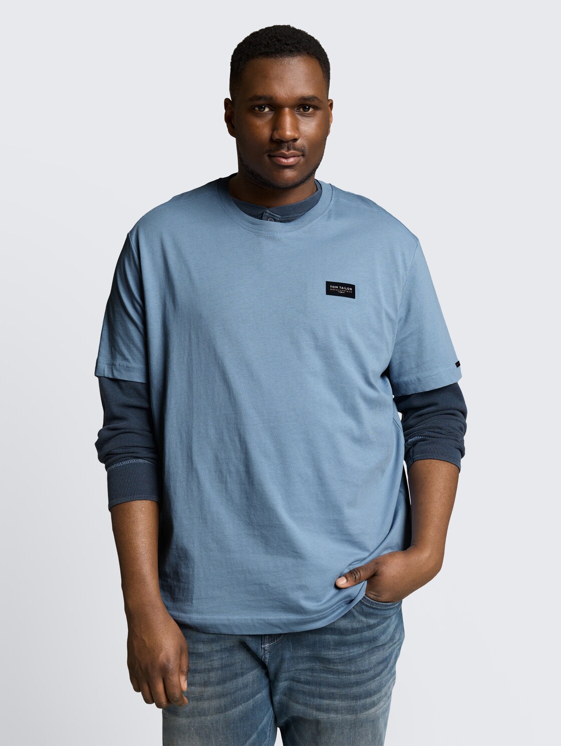 Plus Size - T-Shirt aus Baumwolle mit Logo-Badge - mountain spring blue - Ausschnitt Model-Vorderansicht