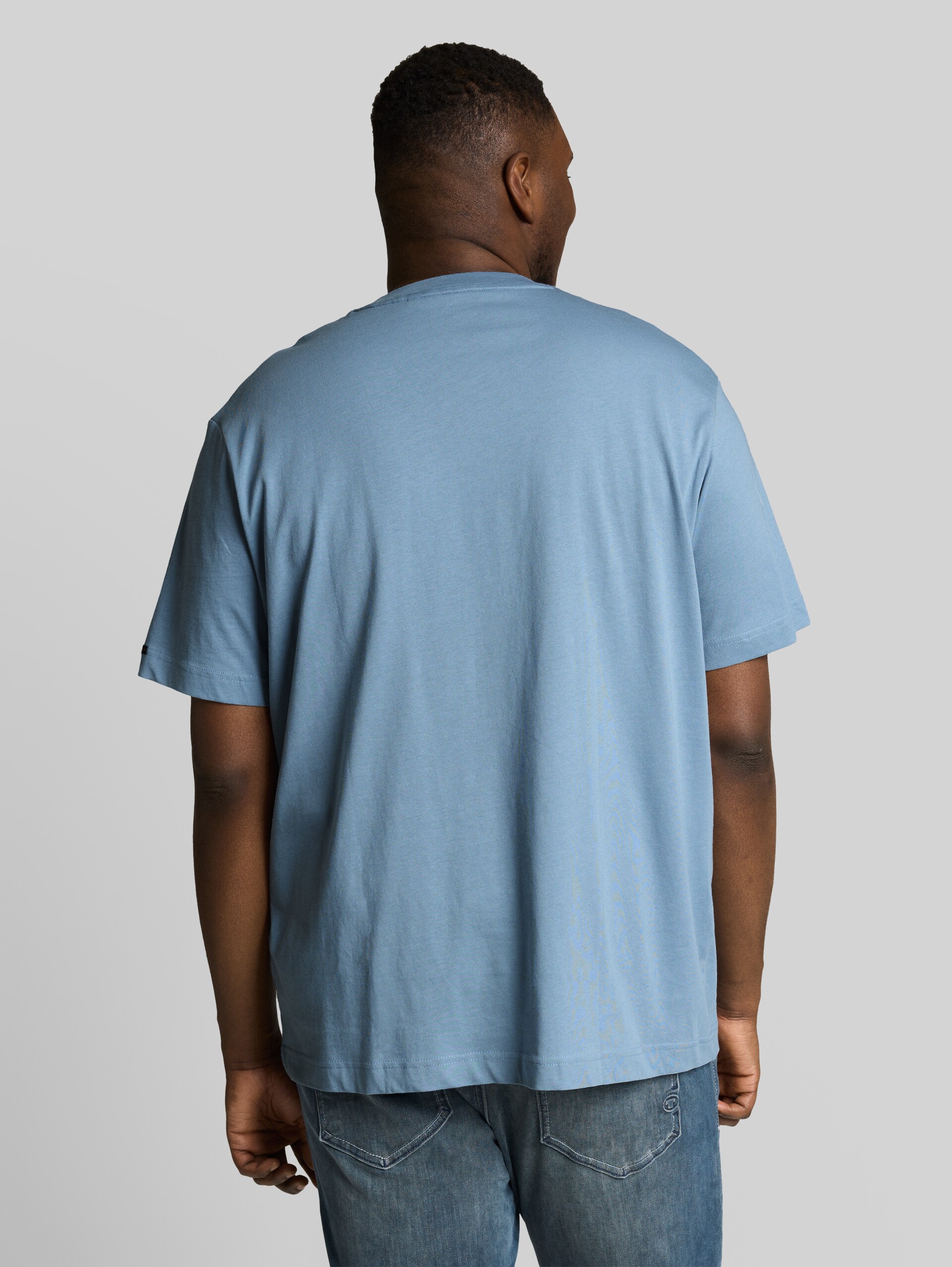 Plus Size - cotton T-shirt with logo badge - mountain spring blue - Neckline model-back view