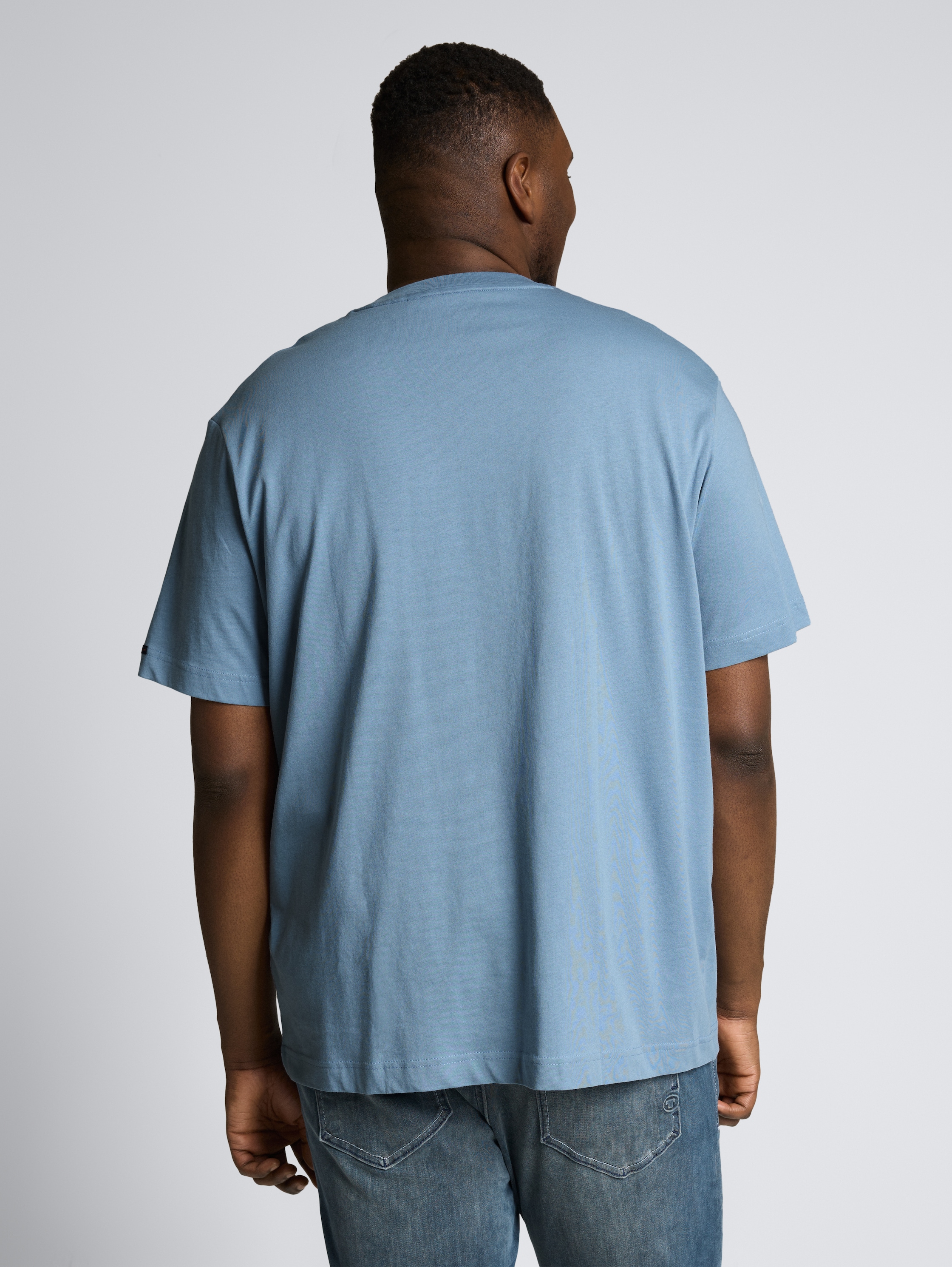 Plus Size - T-Shirt aus Baumwolle mit Logo-Badge - mountain spring blue - Auschnitt Model-Rückansicht