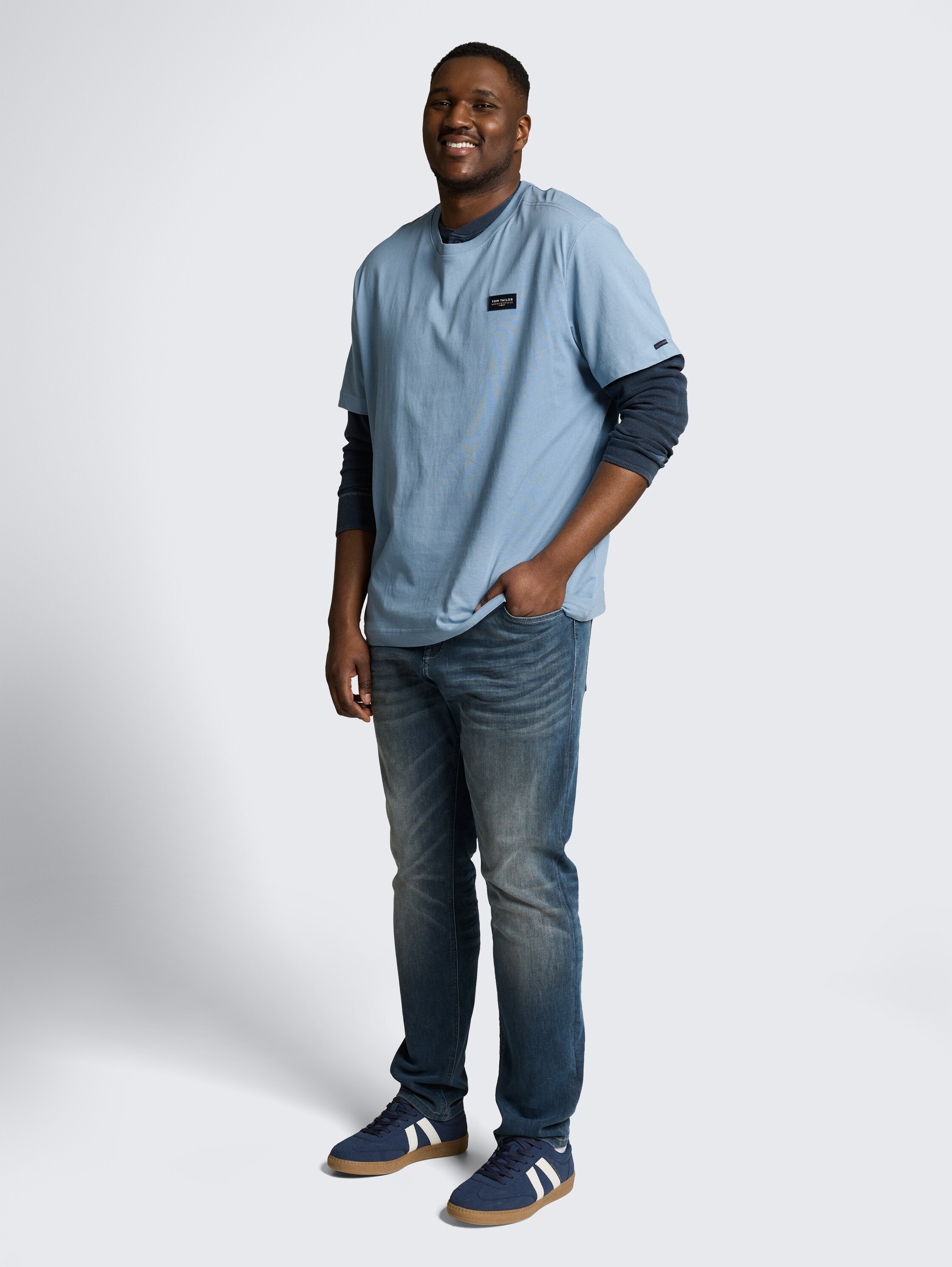 Plus Size - T-Shirt aus Baumwolle mit Logo-Badge - mountain spring blue - Model-Vorderansicht