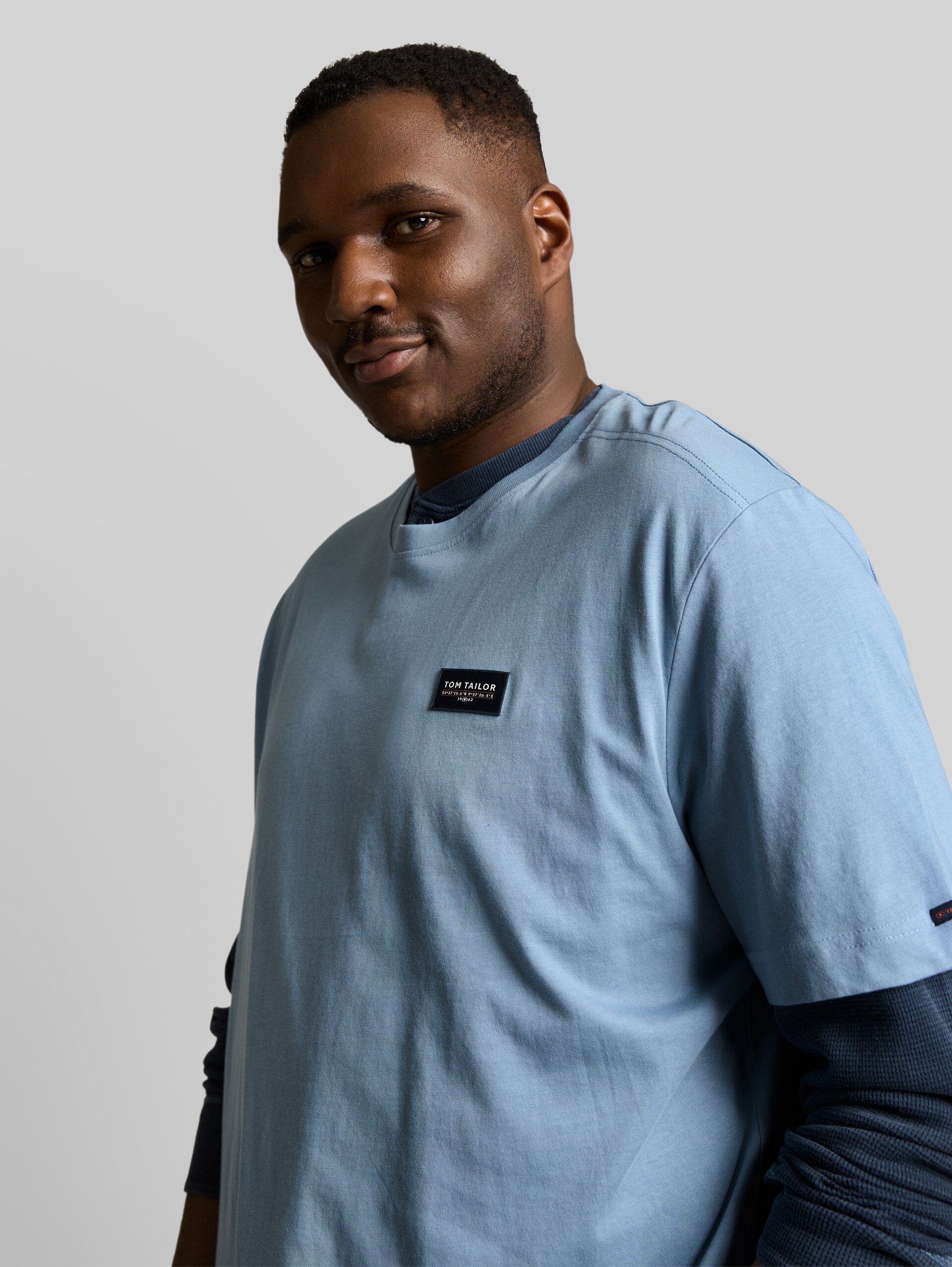 Plus Size - cotton T-shirt with logo badge - mountain spring blue - Detail model view