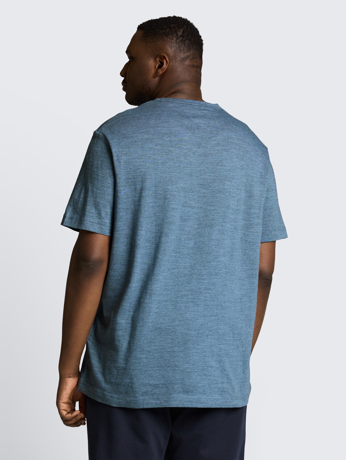 Plus Size - T-Shirt mit Logo-Print - spring blue navy injected - Auschnitt Model-Rückansicht