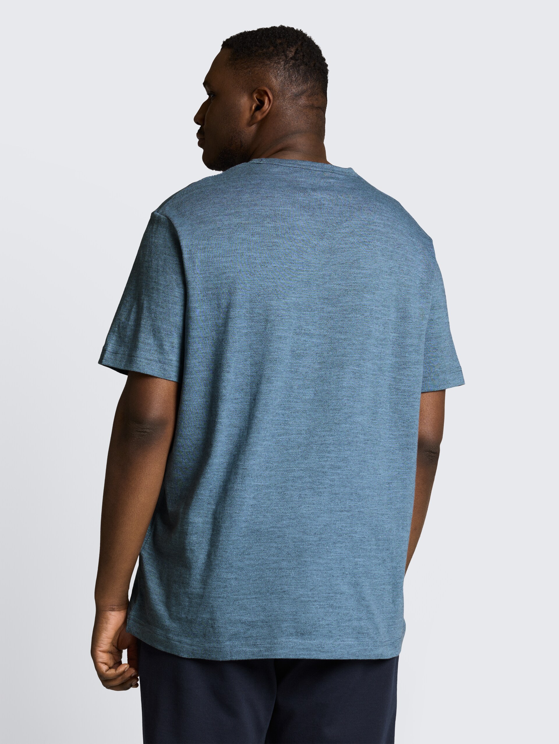 Plus Size - T-shirt met logo-print - spring blue navy injected - Neklijn model-achteraanzicht