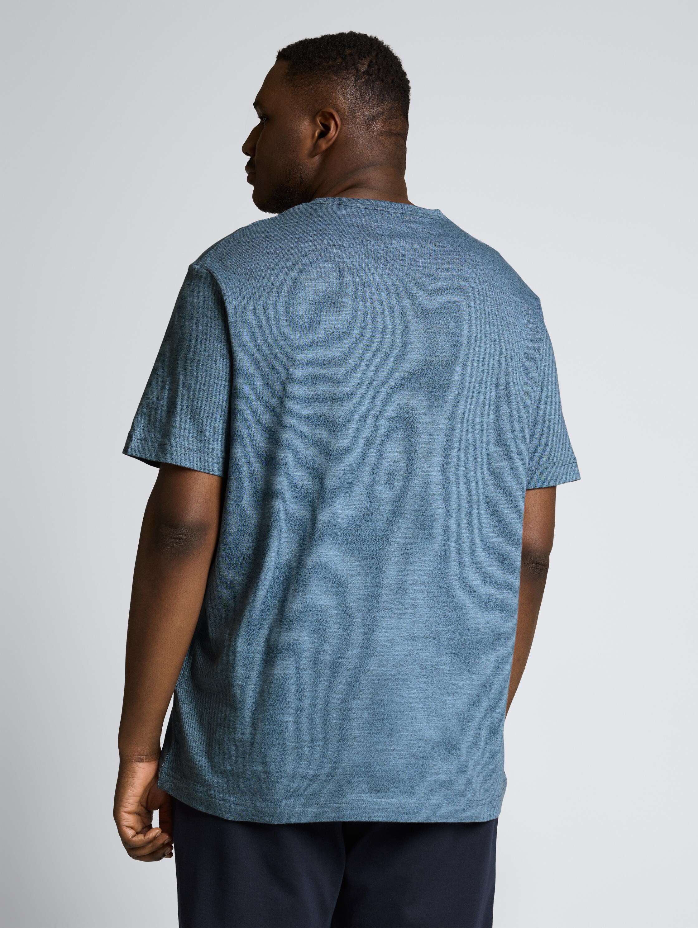 Plus Size - T-Shirt mit Logo-Print - spring blue navy injected - Auschnitt Model-Rückansicht