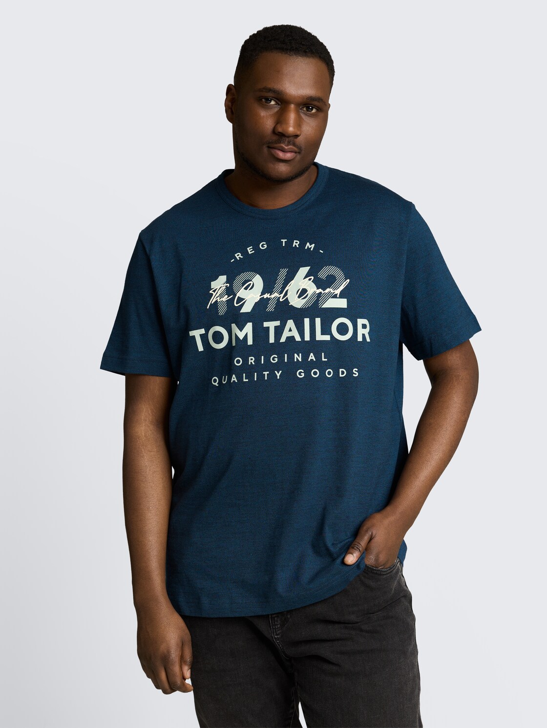 Plus Size - T-Shirt mit Logo-Print - navy blue petrol injected - Ausschnitt Model-Vorderansicht