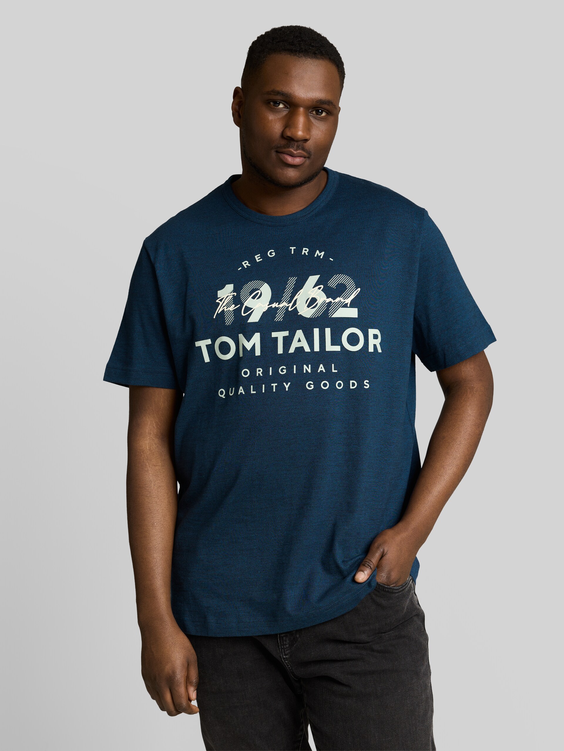 Plus Size - T-Shirt mit Logo-Print - navy blue petrol injected - Ausschnitt Model-Vorderansicht